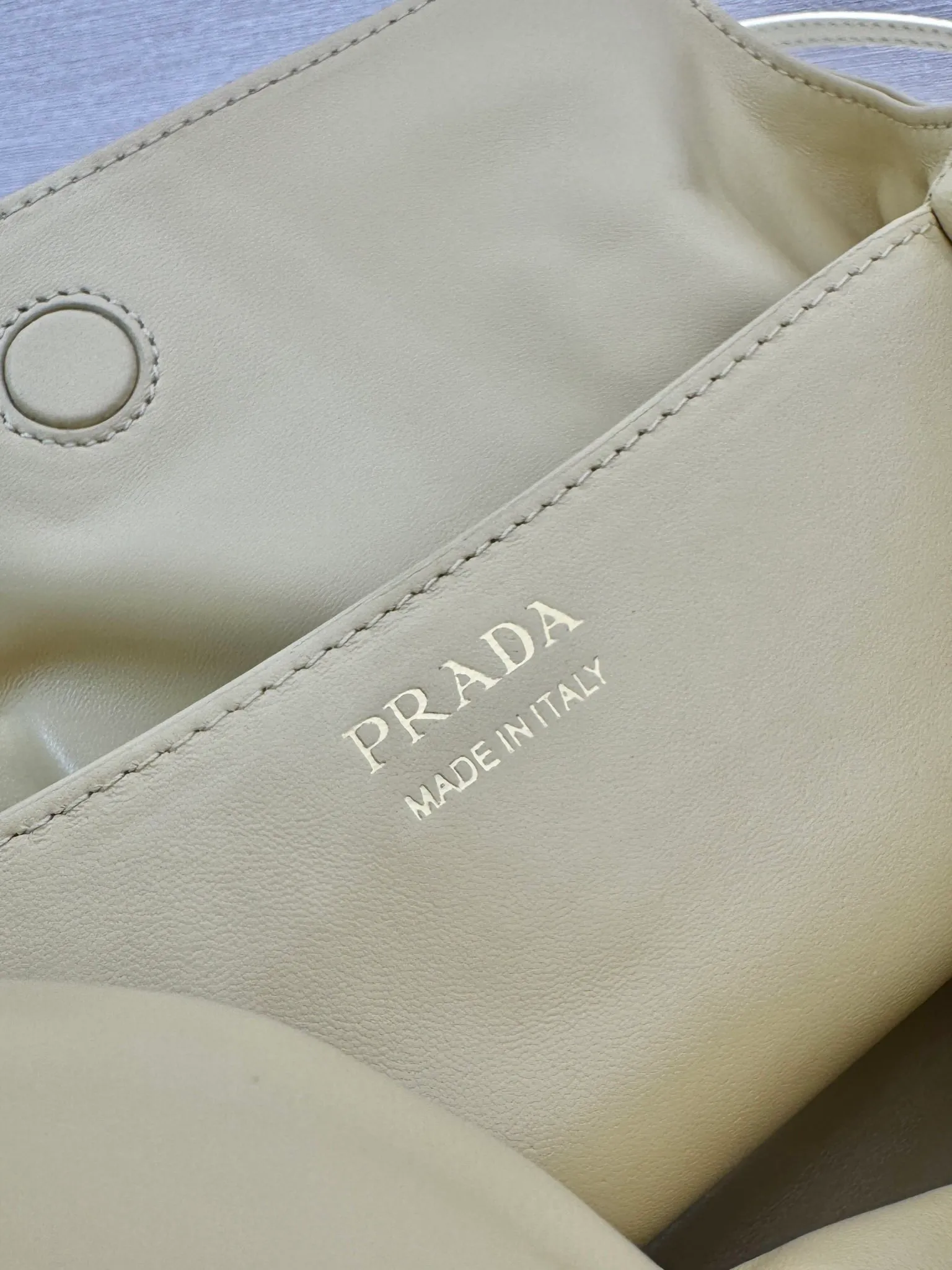 💰1500🎉New arrival cloud bag🎉1BG586🎉🎉 This one-shoulder cloud bag is made of imported sheepskin, and the interior is made of imported sheepskin. It feels very soft and comfortable👍👍The middle compartment pocket is designed with a suction buckle, top-grade hardware, and the upper body effect is very nice and fashionable😘😘. It has large capacity and is a timeless hot item🎉worth owning🎉🎉 Length 25x Height 17.5x Bottom 11.5cm🎉🎉🎉💰💰💰