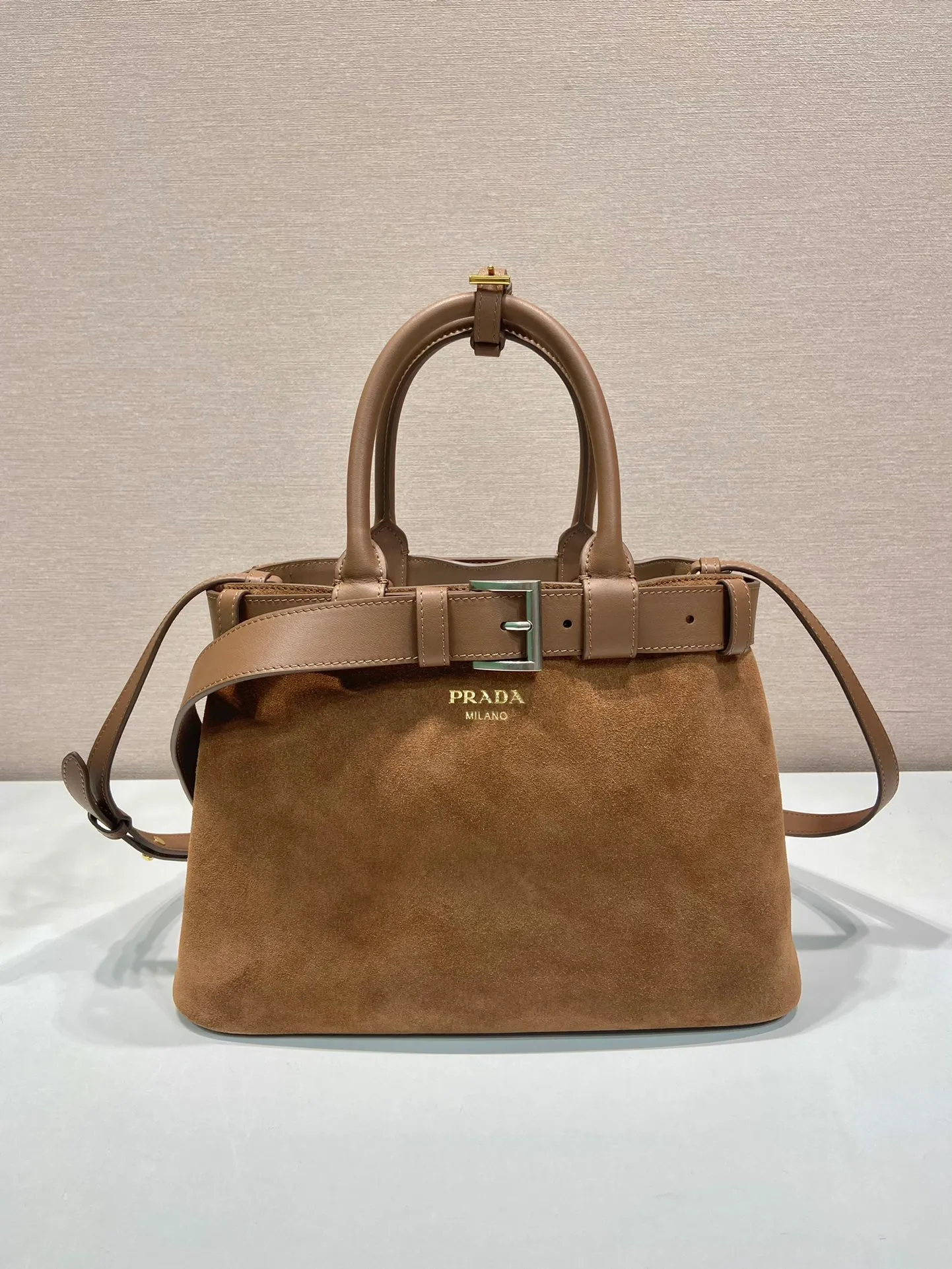 💰1760🎉New women's bag🎉1BA434 suede🎉🎉 This handheld women's bag is made of imported suede (nubuck leather) and imported sheepskin. Simple lines and exquisite elements interweave, interpreting the design aesthetic of both elegance and functionality. It not only embodies the modern and simple style, but also comes with replaceable straps and detachable and adjustable long shoulder straps, adding a unique personality embellishment to the entire look. Modern and versatile. Babies who like it, hurry up and get it🎉🎉 Length 32x Height 23x Bottom 11cm🎉🎉🎉👏👏👏