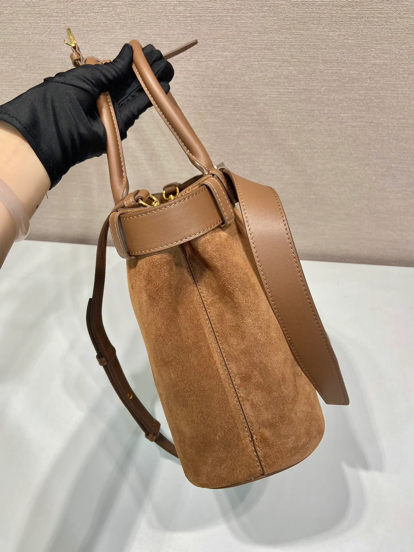 💰1760🎉New women's bag🎉1BA434 suede🎉🎉 This handheld women's bag is made of imported suede (nubuck leather) and imported sheepskin. Simple lines and exquisite elements interweave, interpreting the design aesthetic of both elegance and functionality. It not only embodies the modern and simple style, but also comes with replaceable straps and detachable and adjustable long shoulder straps, adding a unique personality embellishment to the entire look. Modern and versatile. Babies who like it, hurry up and get it🎉🎉 Length 32x Height 23x Bottom 11cm🎉🎉🎉👏👏👏