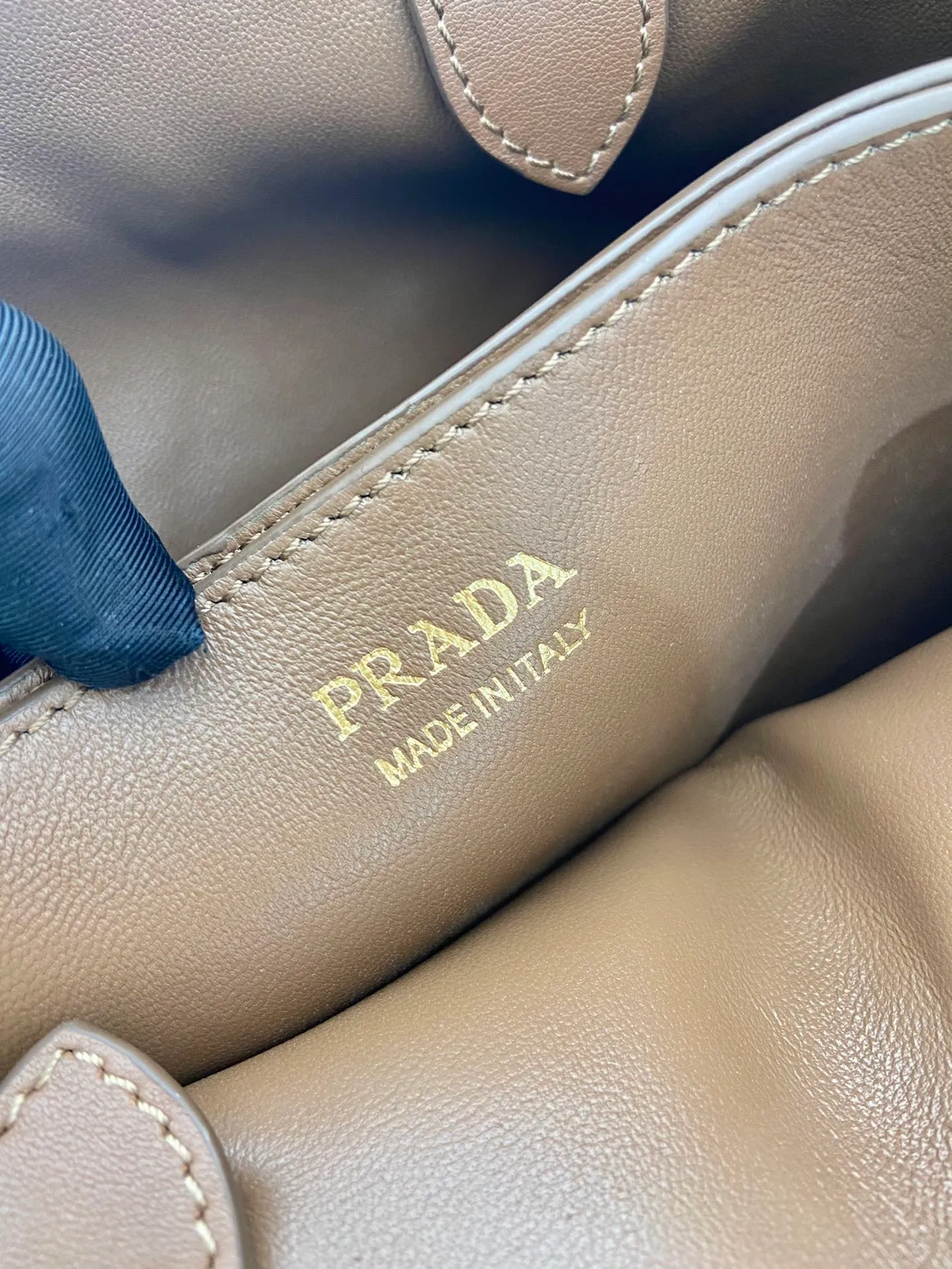 💰1760🎉New women's bag🎉1BA434 suede🎉🎉 This handheld women's bag is made of imported suede (nubuck leather) and imported sheepskin. Simple lines and exquisite elements interweave, interpreting the design aesthetic of both elegance and functionality. It not only embodies the modern and simple style, but also comes with replaceable straps and detachable and adjustable long shoulder straps, adding a unique personality embellishment to the entire look. Modern and versatile. Babies who like it, hurry up and get it🎉🎉 Length 32x Height 23x Bottom 11cm🎉🎉🎉👏👏👏