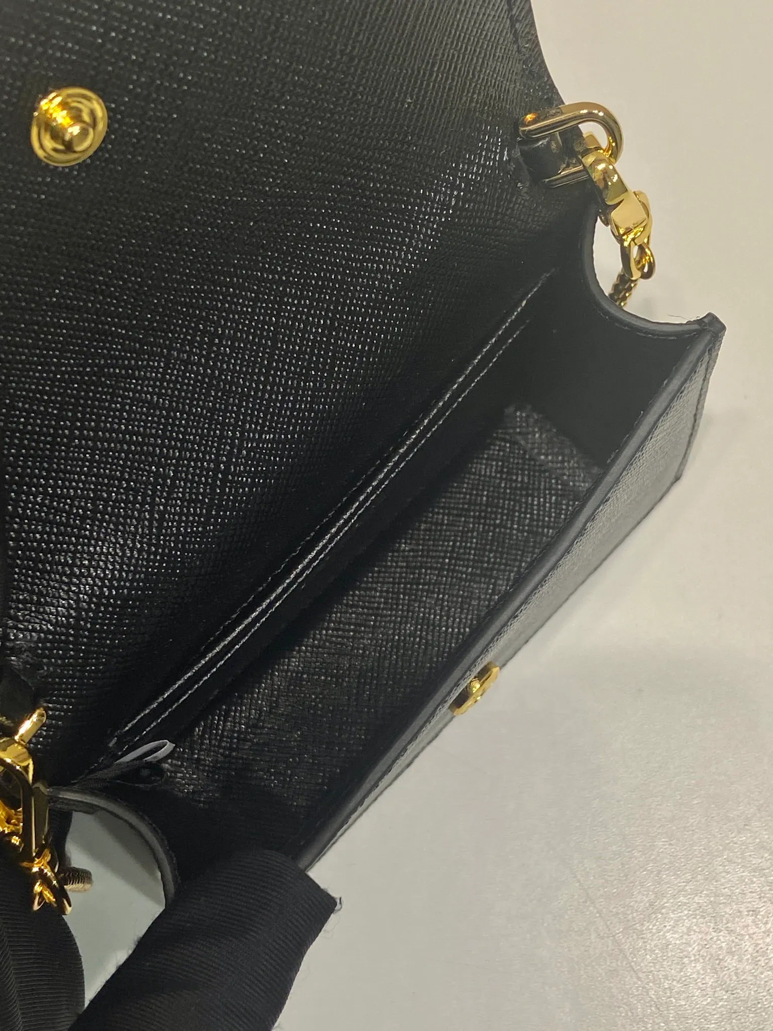 🎉Chain Card Holder🎉1MR024 Mini🎉🎉 This exquisite and versatile flip card holder is equipped with a detachable chain shoulder strap, which adds gorgeous style and is easy to carry in a variety of ways. It can also be used as a waist bag👍The metal engraved logo decorates the front material of the Saffiano leather jacket, which is fashionable and versatile. It can accommodate lipstick, keys, and cards. It’s so cute😘babies. Come in quickly😘😘 Length 11.5x height 8x base 2.5cm🎉🎉🎉💰💰💰