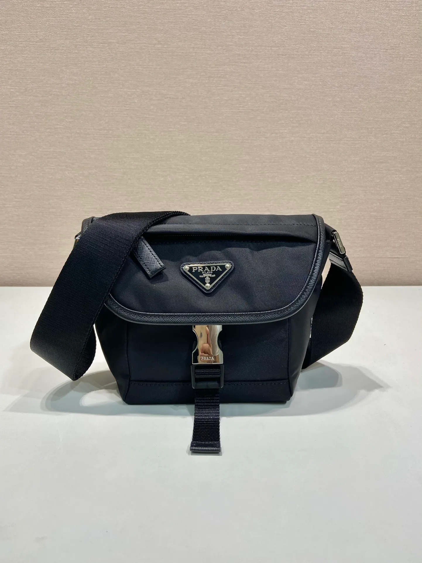 💰920🎉New messenger bag🎉2VD070 mini size🎉🎉 This mini messenger bag is made of Saffiano leather and nylon fabric. Cleverly blended to give this shoulder bag a personal touch. Exquisite and compact, with adjustable braided straps, flip closure and front buckle design, it is lightweight and fashionable, and it is a popular style that will never go out of style🎉🎉for both men and women. Hurry up and get it🎉 Length 16x Height 16x Bottom 8cm🎉🎉🎉👏👏👏