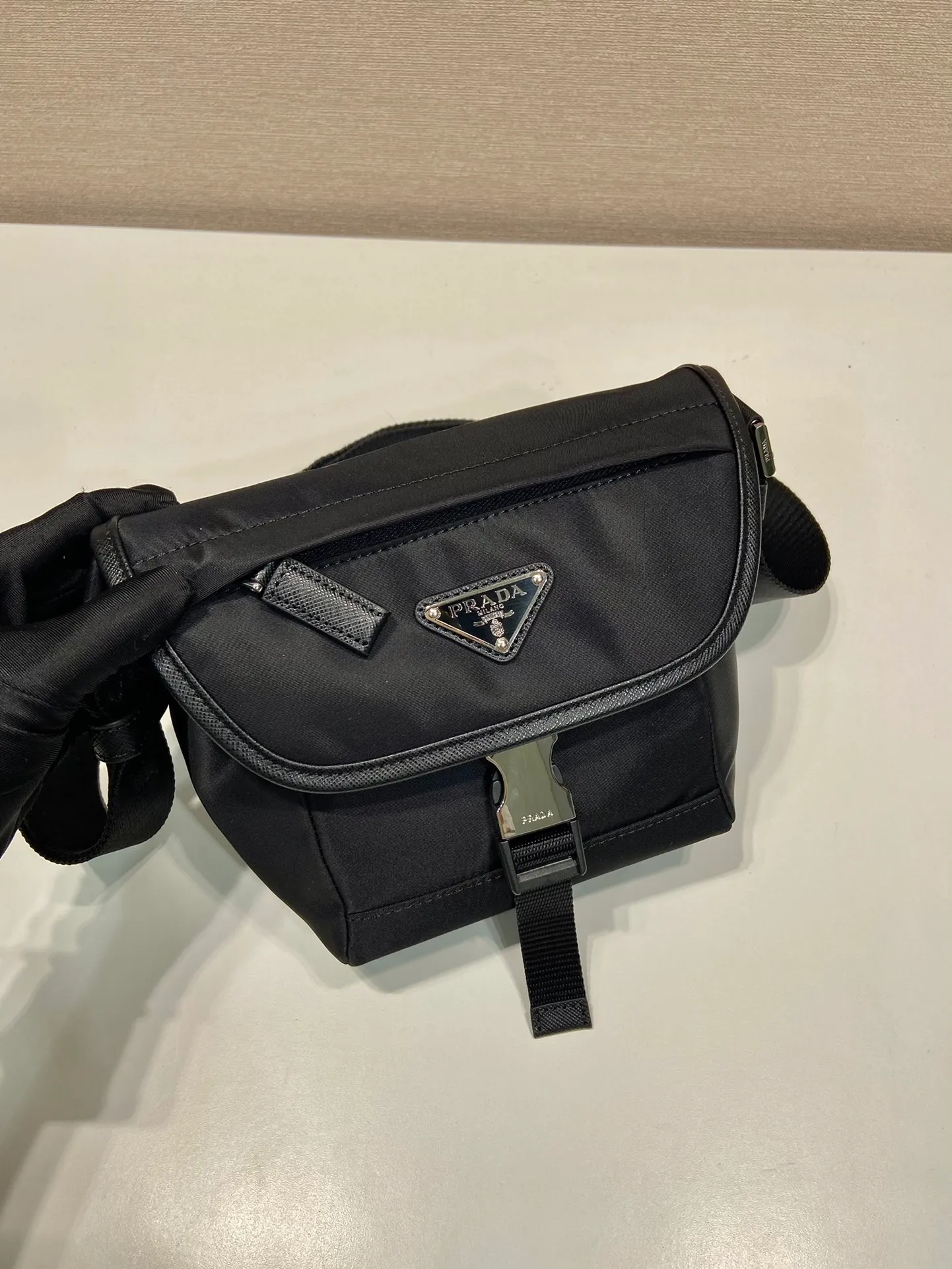💰920🎉New messenger bag🎉2VD070 mini size🎉🎉 This mini messenger bag is made of Saffiano leather and nylon fabric. Cleverly blended to give this shoulder bag a personal touch. Exquisite and compact, with adjustable braided straps, flip closure and front buckle design, it is lightweight and fashionable, and it is a popular style that will never go out of style🎉🎉for both men and women. Hurry up and get it🎉 Length 16x Height 16x Bottom 8cm🎉🎉🎉👏👏👏