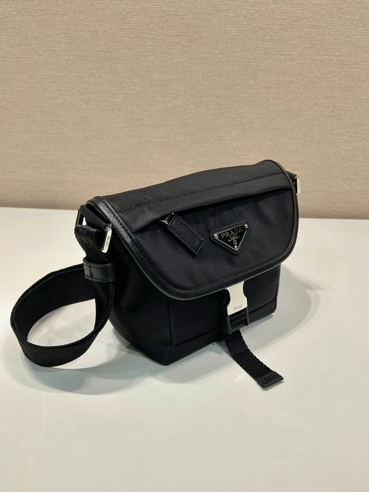 💰920🎉New messenger bag🎉2VD070 mini size🎉🎉 This mini messenger bag is made of Saffiano leather and nylon fabric. Cleverly blended to give this shoulder bag a personal touch. Exquisite and compact, with adjustable braided straps, flip closure and front buckle design, it is lightweight and fashionable, and it is a popular style that will never go out of style🎉🎉for both men and women. Hurry up and get it🎉 Length 16x Height 16x Bottom 8cm🎉🎉🎉👏👏👏