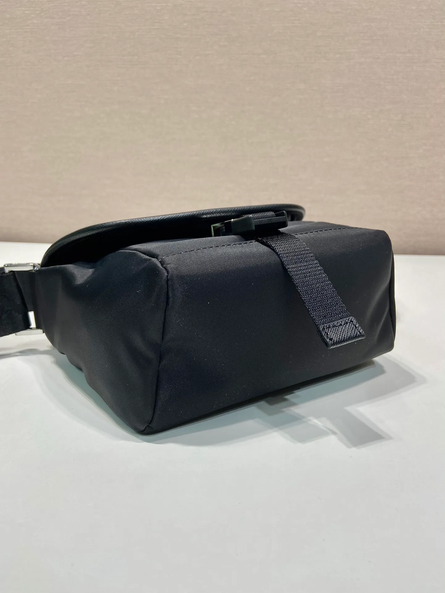 💰920🎉New messenger bag🎉2VD070 mini size🎉🎉 This mini messenger bag is made of Saffiano leather and nylon fabric. Cleverly blended to give this shoulder bag a personal touch. Exquisite and compact, with adjustable braided straps, flip closure and front buckle design, it is lightweight and fashionable, and it is a popular style that will never go out of style🎉🎉for both men and women. Hurry up and get it🎉 Length 16x Height 16x Bottom 8cm🎉🎉🎉👏👏👏