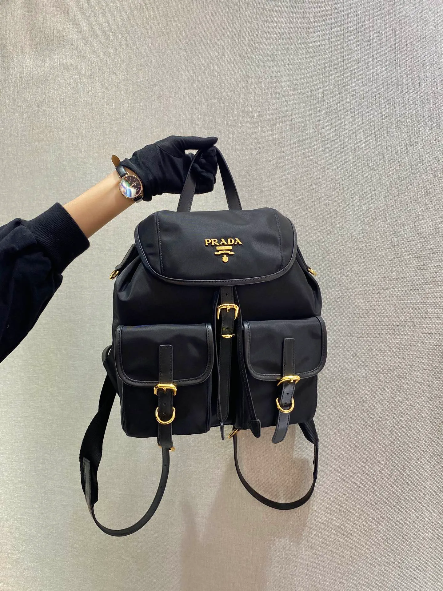 💰1120🎉New Backpack🎉1BZ677A👍👍This nylon backpack is trimmed with exquisite Saffiano leather, a blend of multiple materials, and is decorated with a spaghetti logo, a flap design and two front pockets, highlighting fashionable elegance. Lightweight and practical, the upper body effect is super stylish, and it can be matched at will😘😘Fully upgraded nylon fabric👍👍👏👏👏 Length 24x Height 28x Bottom 12cm