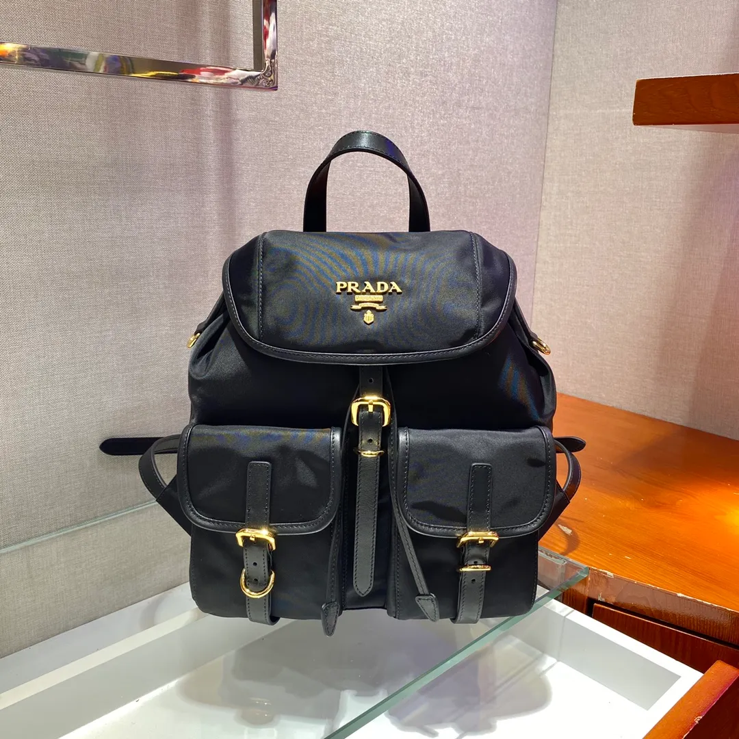 💰1120🎉New Backpack🎉1BZ677A👍👍This nylon backpack is trimmed with exquisite Saffiano leather, a blend of multiple materials, and is decorated with a spaghetti logo, a flap design and two front pockets, highlighting fashionable elegance. Lightweight and practical, the upper body effect is super stylish, and it can be matched at will😘😘Fully upgraded nylon fabric👍👍👏👏👏 Length 24x Height 28x Bottom 12cm