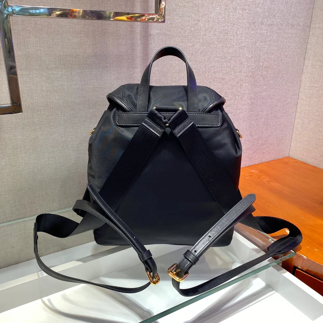 💰1120🎉New Backpack🎉1BZ677A👍👍This nylon backpack is trimmed with exquisite Saffiano leather, a blend of multiple materials, and is decorated with a spaghetti logo, a flap design and two front pockets, highlighting fashionable elegance. Lightweight and practical, the upper body effect is super stylish, and it can be matched at will😘😘Fully upgraded nylon fabric👍👍👏👏👏 Length 24x Height 28x Bottom 12cm