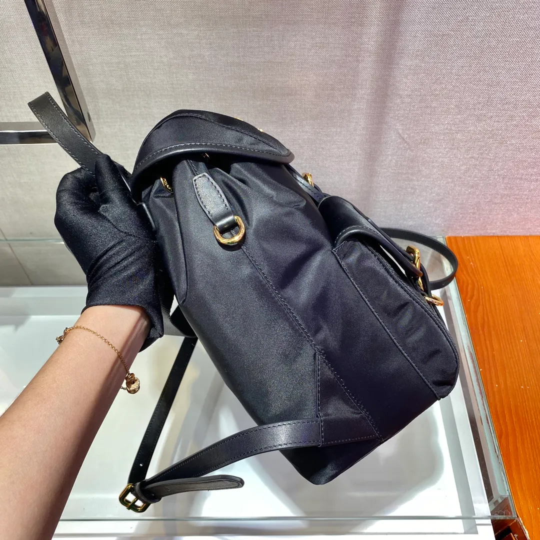 💰1120🎉New Backpack🎉1BZ677A👍👍This nylon backpack is trimmed with exquisite Saffiano leather, a blend of multiple materials, and is decorated with a spaghetti logo, a flap design and two front pockets, highlighting fashionable elegance. Lightweight and practical, the upper body effect is super stylish, and it can be matched at will😘😘Fully upgraded nylon fabric👍👍👏👏👏 Length 24x Height 28x Bottom 12cm