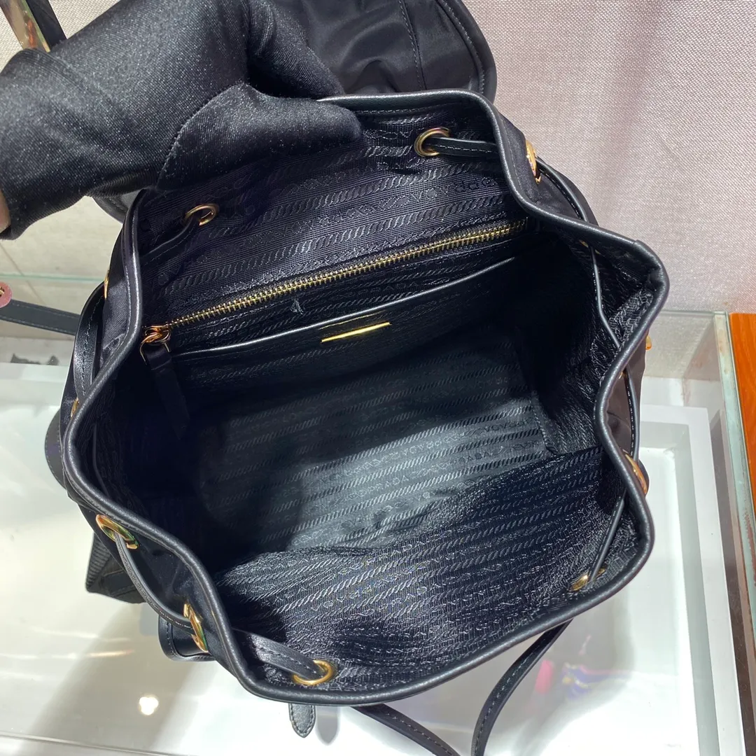 💰1120🎉New Backpack🎉1BZ677A👍👍This nylon backpack is trimmed with exquisite Saffiano leather, a blend of multiple materials, and is decorated with a spaghetti logo, a flap design and two front pockets, highlighting fashionable elegance. Lightweight and practical, the upper body effect is super stylish, and it can be matched at will😘😘Fully upgraded nylon fabric👍👍👏👏👏 Length 24x Height 28x Bottom 12cm
