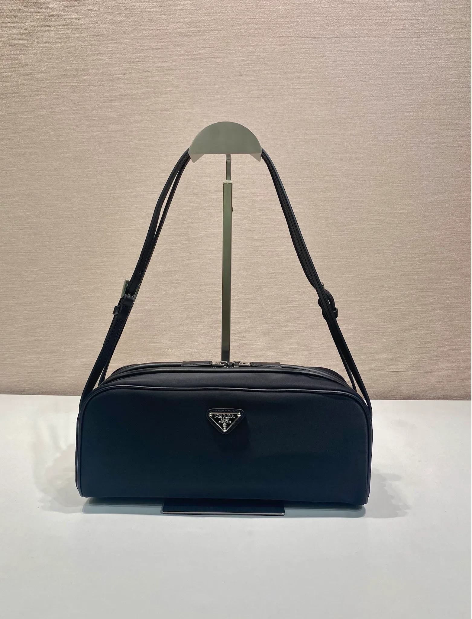 💰1120🎉New bowling ball🎉1BC249🎉🎉 This bowling bag cleverly combines classic and modern elements. Made of imported nylon fabric and imported calfskin. The bag mouth is designed with calfskin edging, which looks particularly fashionable, the zipper opening and closing design is more practical, and the letter emblem decoration is unique. It has a large capacity and space, and it is a popular style that will never go out of style🎉🎉 Length 28x Height 11.5cmx Bottom 10cm🎉🎉🎉💰💰💰