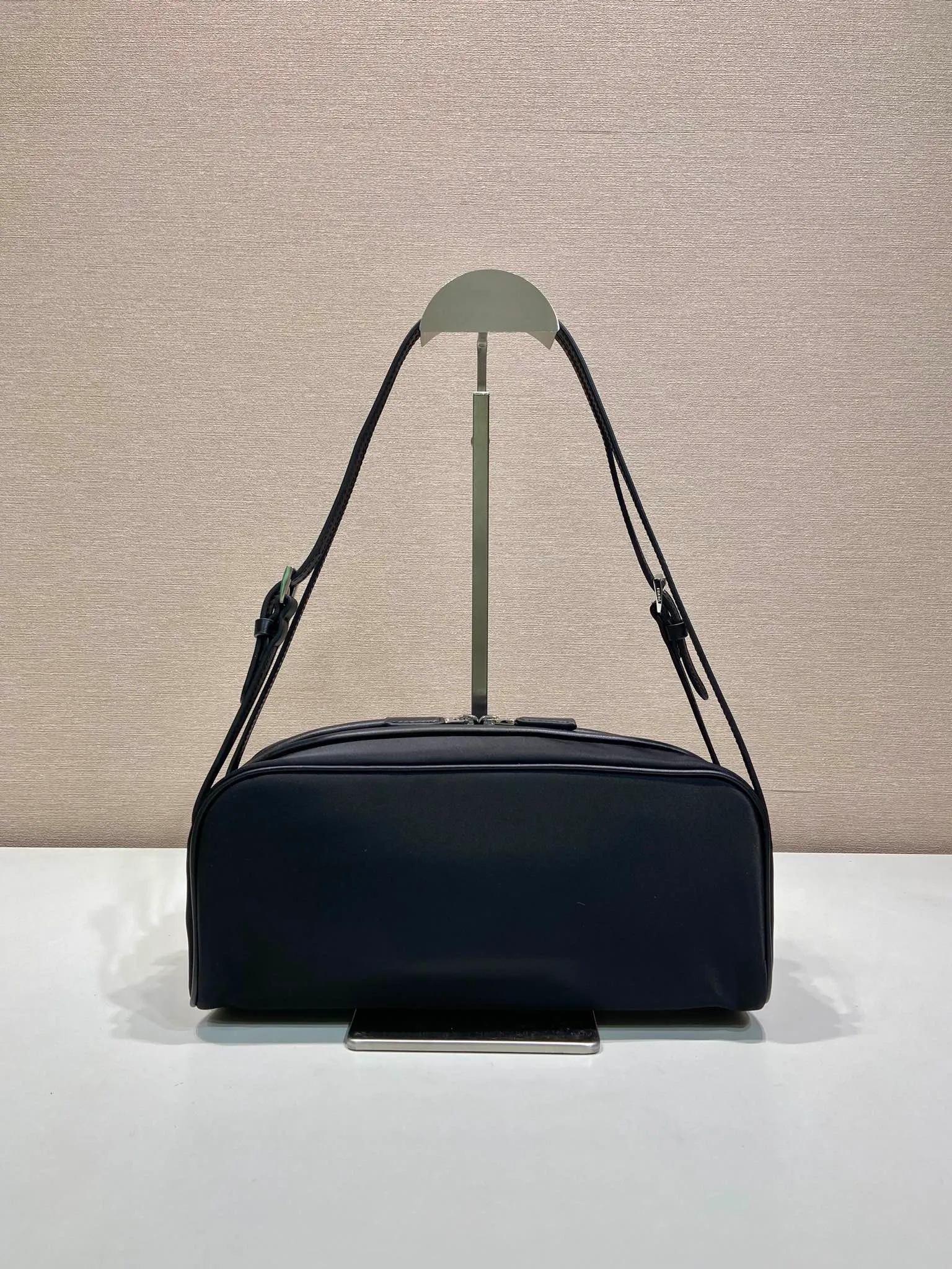 💰1120🎉New bowling ball🎉1BC249🎉🎉 This bowling bag cleverly combines classic and modern elements. Made of imported nylon fabric and imported calfskin. The bag mouth is designed with calfskin edging, which looks particularly fashionable, the zipper opening and closing design is more practical, and the letter emblem decoration is unique. It has a large capacity and space, and it is a popular style that will never go out of style🎉🎉 Length 28x Height 11.5cmx Bottom 10cm🎉🎉🎉💰💰💰