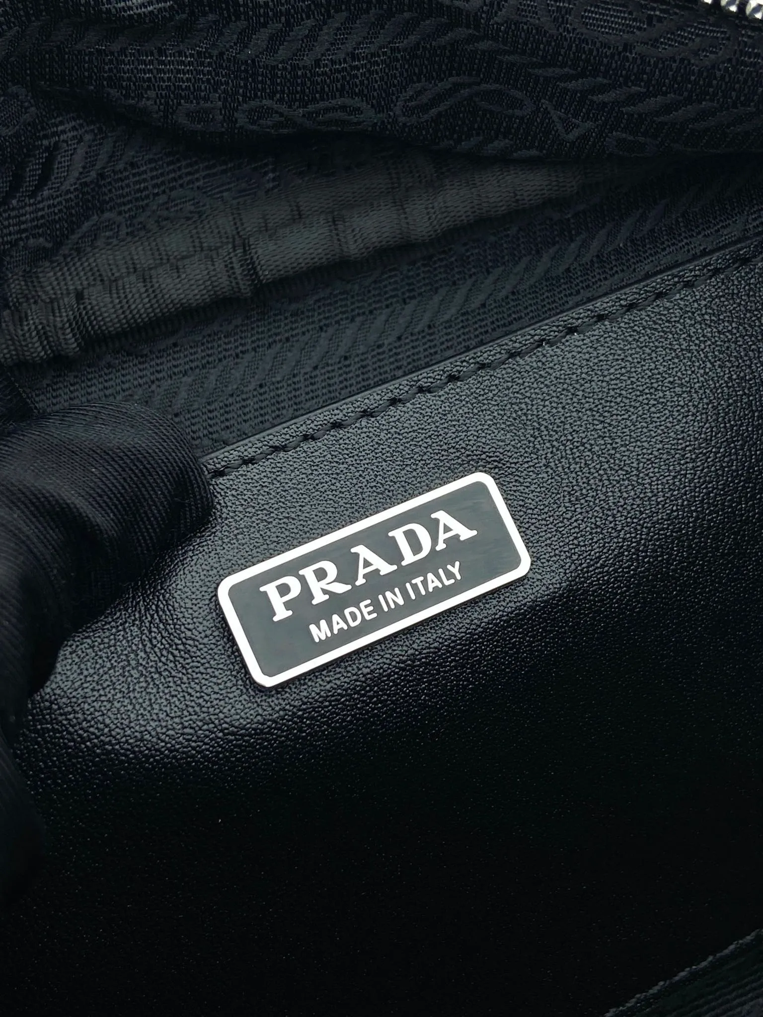 💰1120🎉New bowling ball🎉1BC249🎉🎉 This bowling bag cleverly combines classic and modern elements. Made of imported nylon fabric and imported calfskin. The bag mouth is designed with calfskin edging, which looks particularly fashionable, the zipper opening and closing design is more practical, and the letter emblem decoration is unique. It has a large capacity and space, and it is a popular style that will never go out of style🎉🎉 Length 28x Height 11.5cmx Bottom 10cm🎉🎉🎉💰💰💰