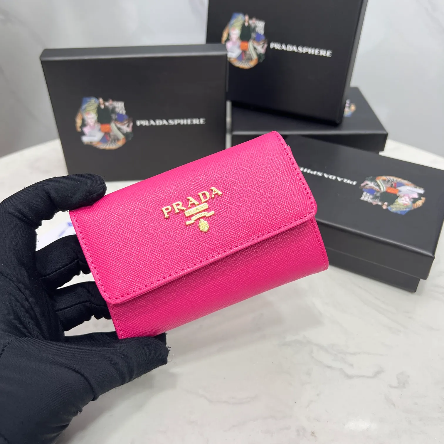 Batch 150 PRADA👏👏Hot-selling coin card holder for men and women💼The latest style at the counter, synchronized with the official website, genuine product development, Italian top-quality original single cross-grain cowhide with excellent texture, threaded lining and imported hardware accessories! Exquisite wiring is even and neat, the oil edges are smooth, No.: ML204, Size: 11cm long and 6.5cm high, Color: red, black, plum red, blue, pink