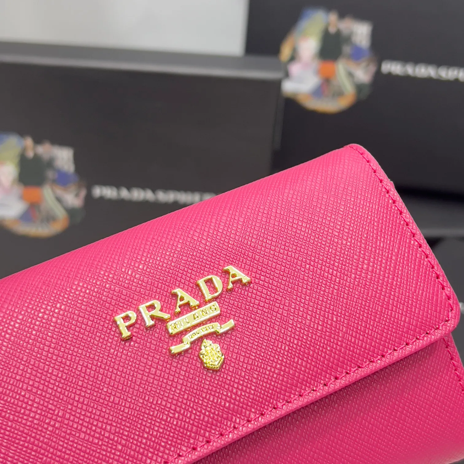 Batch 150 PRADA👏👏Hot-selling coin card holder for men and women💼The latest style at the counter, synchronized with the official website, genuine product development, Italian top-quality original single cross-grain cowhide with excellent texture, threaded lining and imported hardware accessories! Exquisite wiring is even and neat, the oil edges are smooth, No.: ML204, Size: 11cm long and 6.5cm high, Color: red, black, plum red, blue, pink