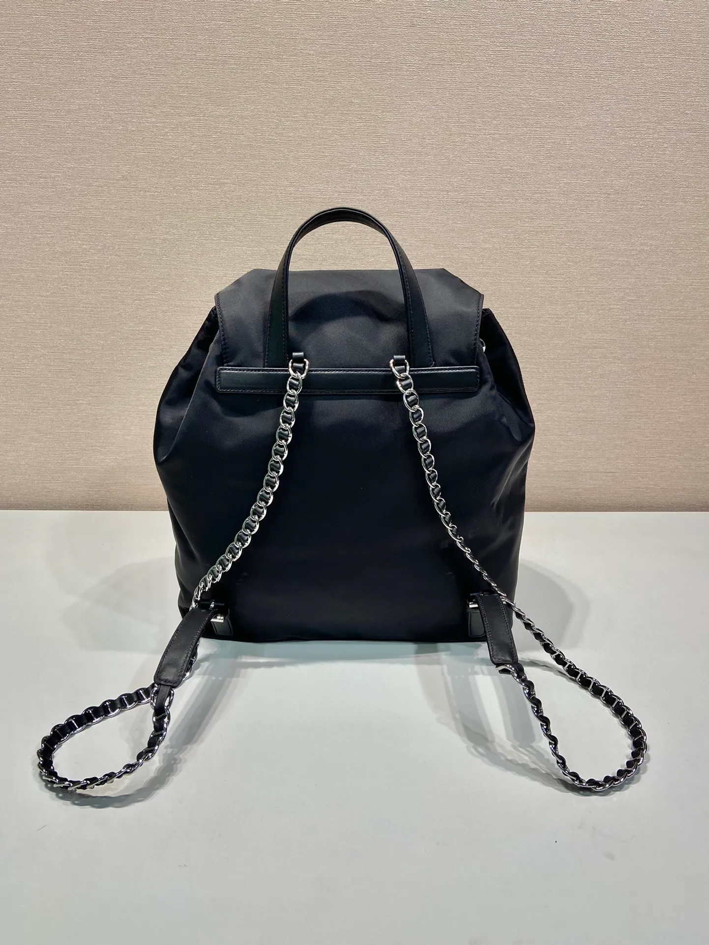 💰1320🎉Second-hand backpack🎉1BZ830 large🎉🎉 This one is made of imported nylon fabric/calf leather, top-grade imported Japanese iron, the upper body effect is very beautiful, lightweight and practical. Easy to space. Babies, hurry up and get it, it’s another hit that will never go out of style. Length 32x Height 30x Bottom 14cm🎉🎉🎉👏👏👏