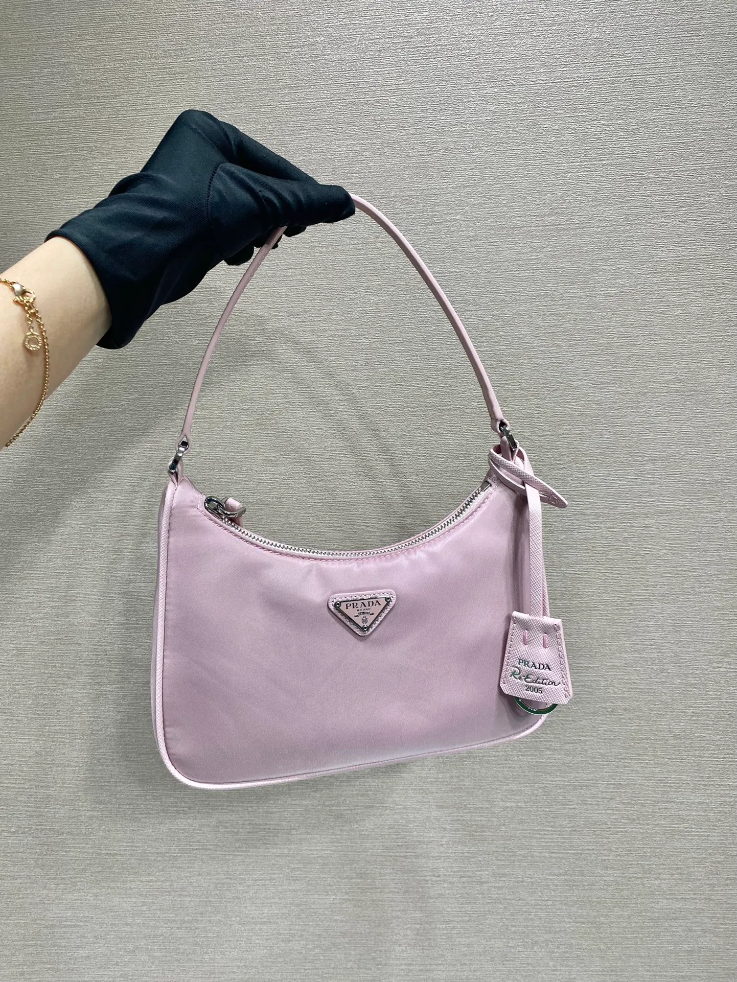 💰700🔥New color heart powder🔥Original quality👍New 1NE204 moon-shaped second-hand bag, made of imported original parachute fabric, hand-wrapped cross-grain cowhide, lightweight The practical Hobo underarm bag is super simple and eye-catching👍👍. It is a small/lightweight/fitable/easy to wear/fashionable armpit bag. It can also be carried by hand and is super easy to use😍😍. It is currently the most popular bag among celebrities, aren’t you excited😜😜, ladies, hurry up, length 22X height 12 people x base 6cm👏👏👏💰💰