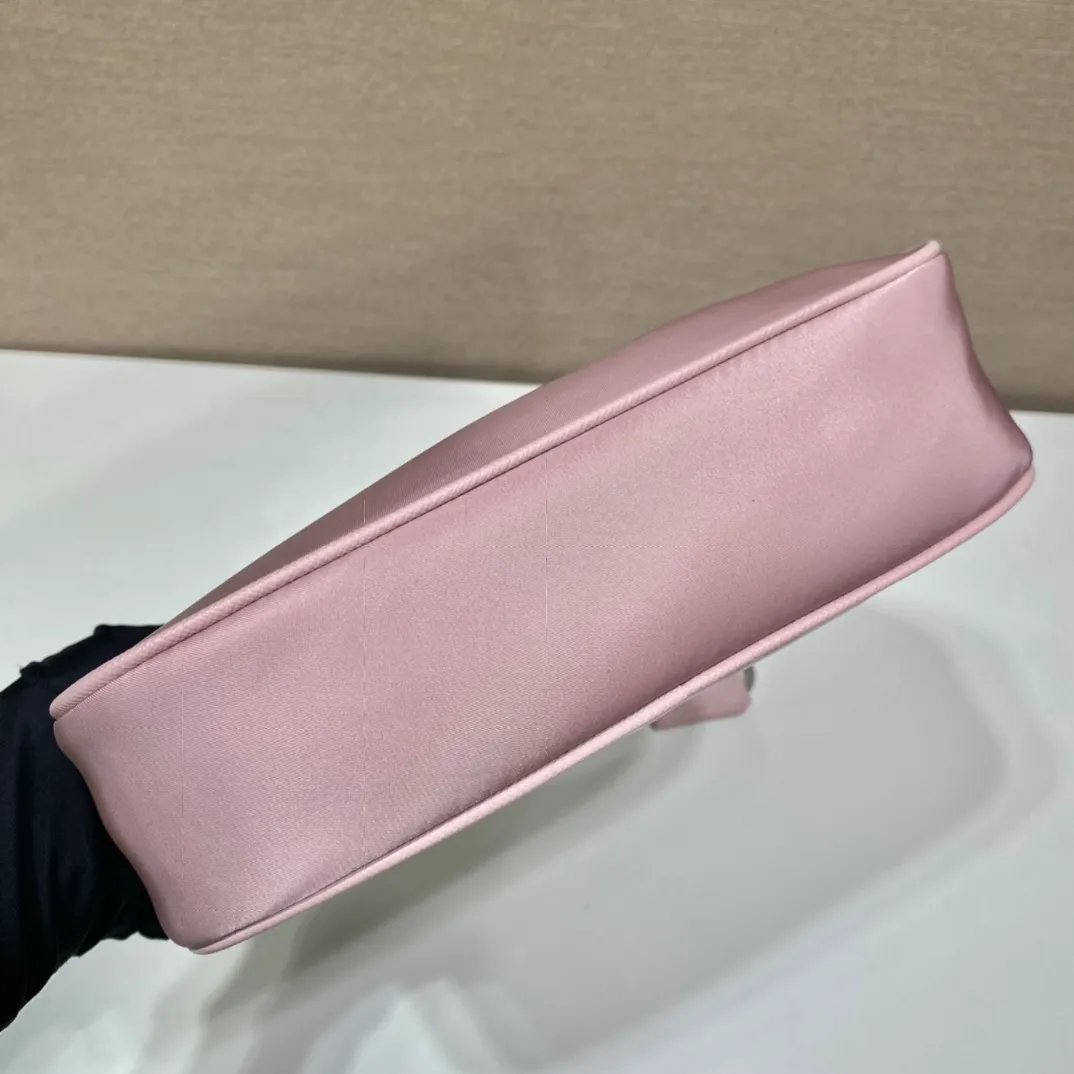 💰700🔥New color heart powder🔥Original quality👍New 1NE204 moon-shaped second-hand bag, made of imported original parachute fabric, hand-wrapped cross-grain cowhide, lightweight The practical Hobo underarm bag is super simple and eye-catching👍👍. It is a small/lightweight/fitable/easy to wear/fashionable armpit bag. It can also be carried by hand and is super easy to use😍😍. It is currently the most popular bag among celebrities, aren’t you excited😜😜, ladies, hurry up, length 22X height 12 people x base 6cm👏👏👏💰💰