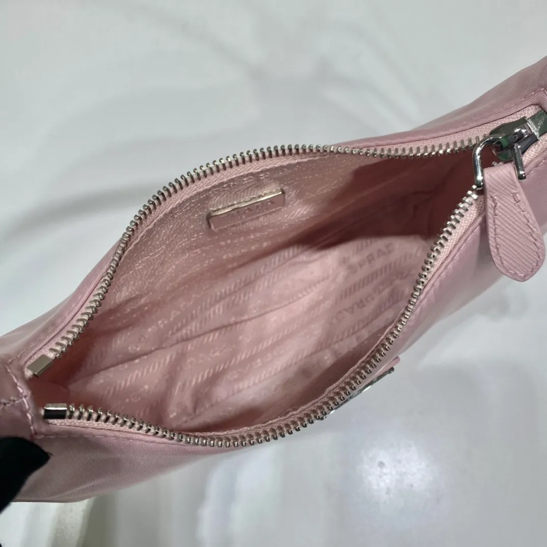 💰700🔥New color heart powder🔥Original quality👍New 1NE204 moon-shaped second-hand bag, made of imported original parachute fabric, hand-wrapped cross-grain cowhide, lightweight The practical Hobo underarm bag is super simple and eye-catching👍👍. It is a small/lightweight/fitable/easy to wear/fashionable armpit bag. It can also be carried by hand and is super easy to use😍😍. It is currently the most popular bag among celebrities, aren’t you excited😜😜, ladies, hurry up, length 22X height 12 people x base 6cm👏👏👏💰💰