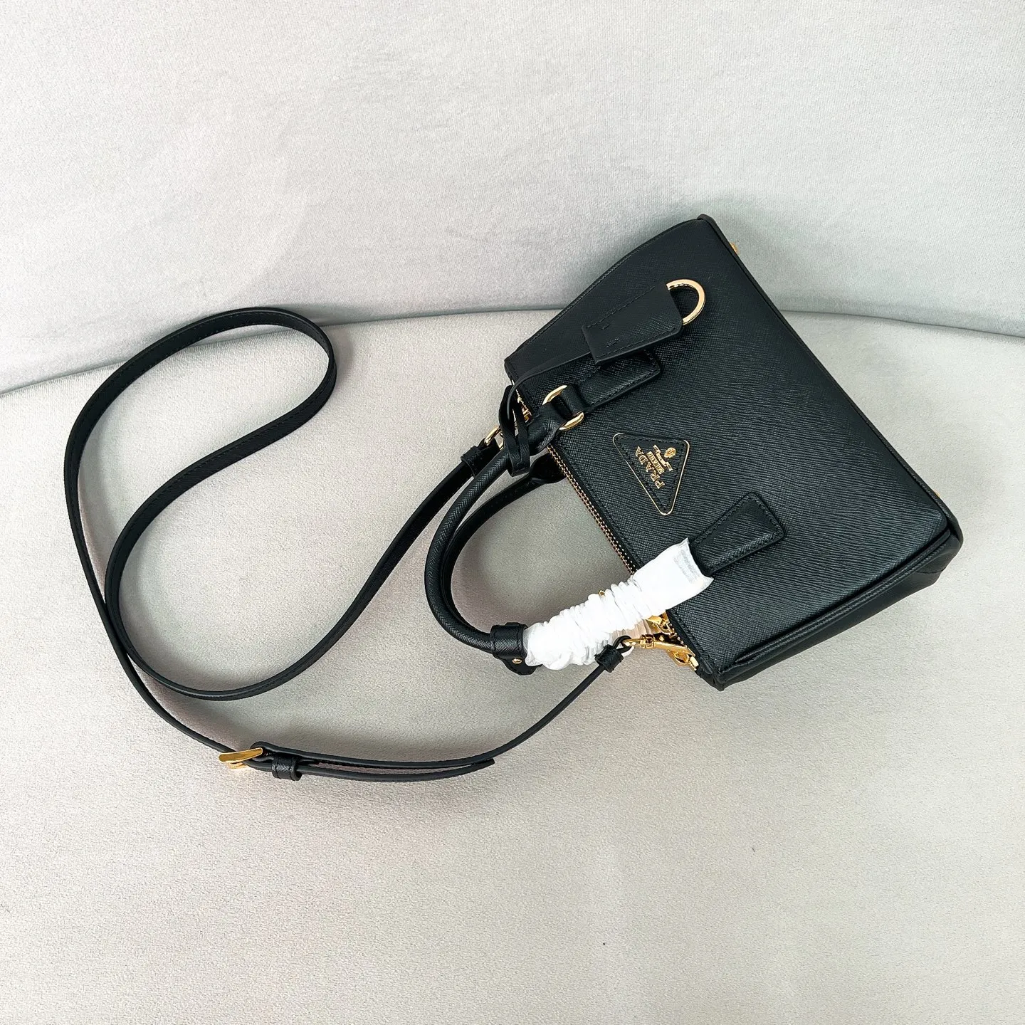 💰1700 ✨New product launch✨P classic Galleria Saffiano leather handbag - "Killer Bag" 2025 new product Mini No. 1BA916 People who know fashion love killer bags. The bag should look like a killer bag. Carefully crafted with Saffiano cross pattern imported from Italy. Minimalist and capable bag shape with triangular metal lettering logo. Double zipper design. The middle main bag has a large capacity. Double handles and detachable shoulder straps make it It can be carried by hand or carried across the shoulder. It can be opened and closed with side snap buttons. The bag body changes to add elegance and elegance. It is small and exquisite, adding a playful and fashionable feel. Size 21*12.5*8.5 Black