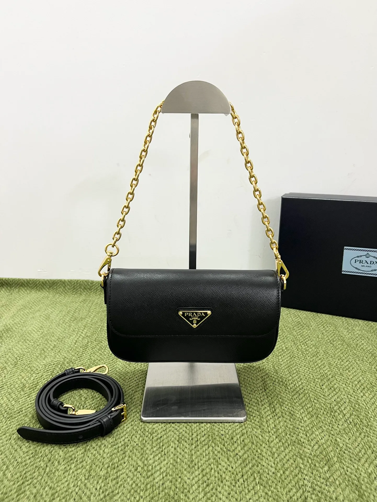 💰1300✨New mini chain shoulder bag✨1BD356 is made of Prada’s iconic waxed Saffiano leather, showing a very recognizable cross texture. Compact in shape, it comes with an adjustable shoulder strap and an elegant removable chain handle for versatile styling. Finished with gleaming metal hardware and an enameled metal triangle logo for a distinctive, timeless look. Detachable chain handle, detachable and adjustable Saffiano leather shoulder strap Metal hardware Flap with enamelled triangle metal logo Magnetic closure flap Nappa leather lining with patch pocket Height: 10.5cm Width: 20.5cm Length: 4cm
