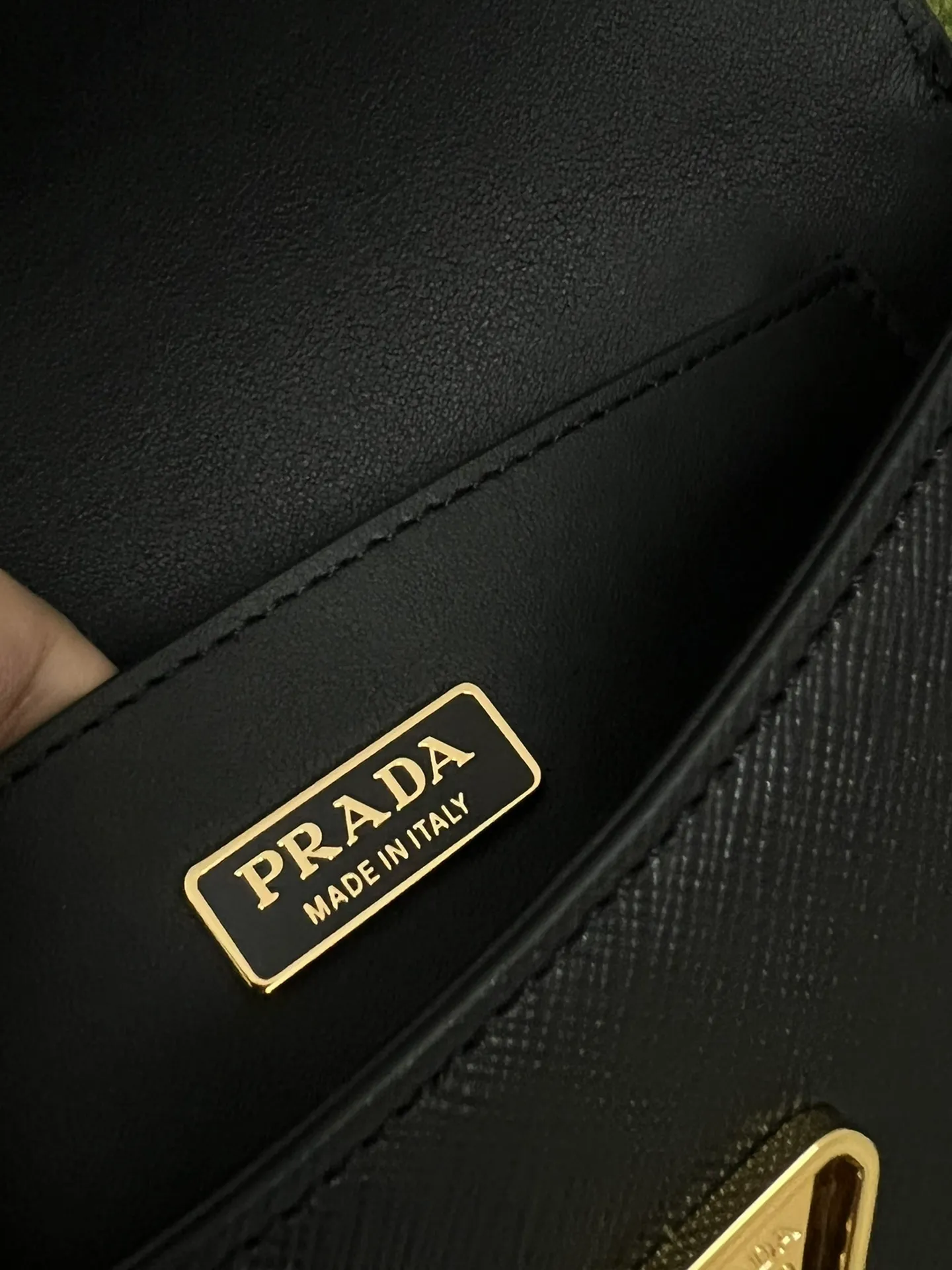 💰1300✨New mini chain shoulder bag✨1BD356 is made of Prada’s iconic waxed Saffiano leather, showing a very recognizable cross texture. Compact in shape, it comes with an adjustable shoulder strap and an elegant removable chain handle for versatile styling. Finished with gleaming metal hardware and an enameled metal triangle logo for a distinctive, timeless look. Detachable chain handle, detachable and adjustable Saffiano leather shoulder strap Metal hardware Flap with enamelled triangle metal logo Magnetic closure flap Nappa leather lining with patch pocket Height: 10.5cm Width: 20.5cm Length: 4cm