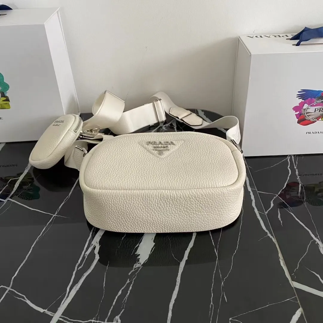 P1100¥ [Top original order]🎉New camera cross-body bag🎉1BH182 has arrived🎉🎉This cross-body bag is made of imported deerskin grain cowhide and equipped with an adjustable long shoulder strap. My favorite It’s a small bag on the shoulder strap😘It’s perfect😘, it has a large capacity, is simple and elegant, and feels super soft🎉Hurry up and get it🎉Dimensions: length 22x height 14.5x bottom 8cm🎉🎉🎉👏👏👏!