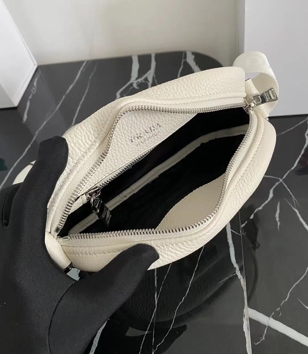 P1100¥ [Top original order]🎉New camera cross-body bag🎉1BH182 has arrived🎉🎉This cross-body bag is made of imported deerskin grain cowhide and equipped with an adjustable long shoulder strap. My favorite It’s a small bag on the shoulder strap😘It’s perfect😘, it has a large capacity, is simple and elegant, and feels super soft🎉Hurry up and get it🎉Dimensions: length 22x height 14.5x bottom 8cm🎉🎉🎉👏👏👏!