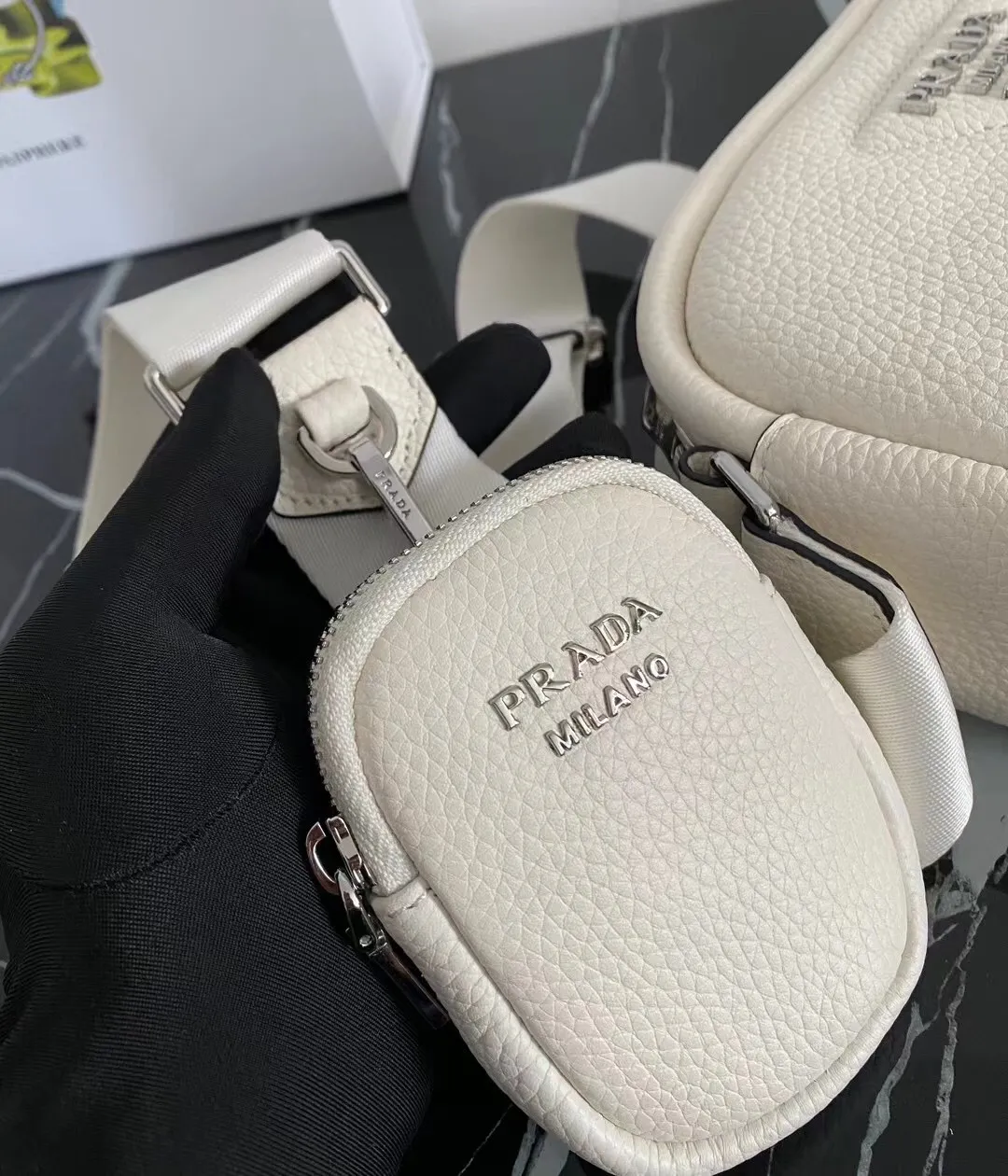 P1100¥ [Top original order]🎉New camera cross-body bag🎉1BH182 has arrived🎉🎉This cross-body bag is made of imported deerskin grain cowhide and equipped with an adjustable long shoulder strap. My favorite It’s a small bag on the shoulder strap😘It’s perfect😘, it has a large capacity, is simple and elegant, and feels super soft🎉Hurry up and get it🎉Dimensions: length 22x height 14.5x bottom 8cm🎉🎉🎉👏👏👏!