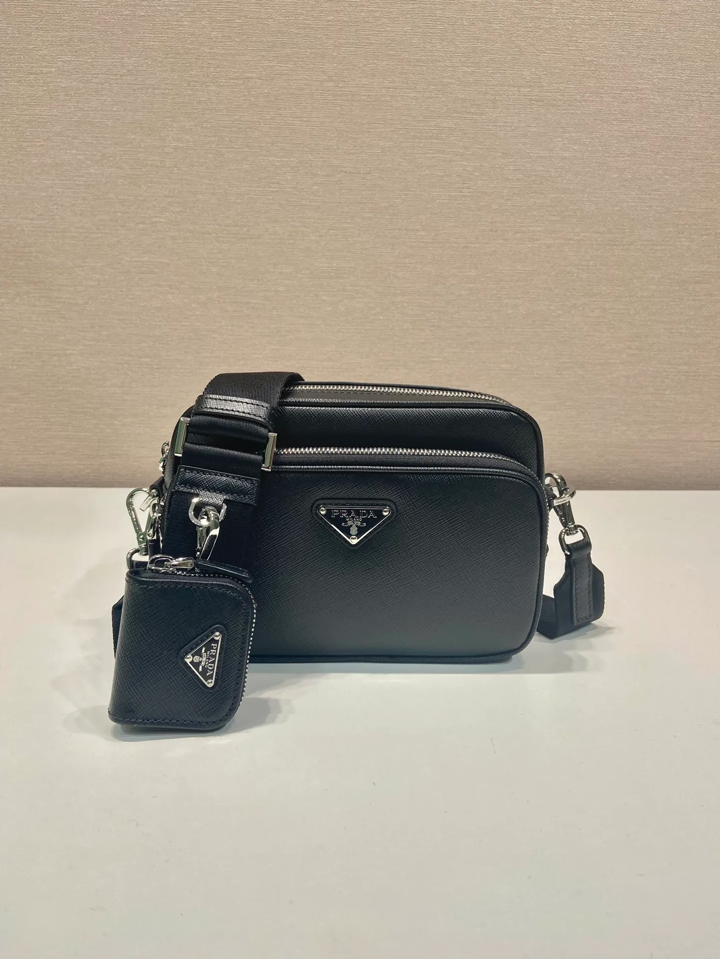 💰1640🎉New style🎉2VH170🎉🎉 This shoulder bag is made of Saffiano leather, and its simple lines highlight a striking style. The iconic Saffiano leather material is synonymous with luxury and a status symbol of traditional Italian leather goods manufacturing craftsmanship. Comes with removable leather pouch and enamel triangle logo, removable and adjustable nylon long shoulder strap, length 20x height 13.5x base 7cm