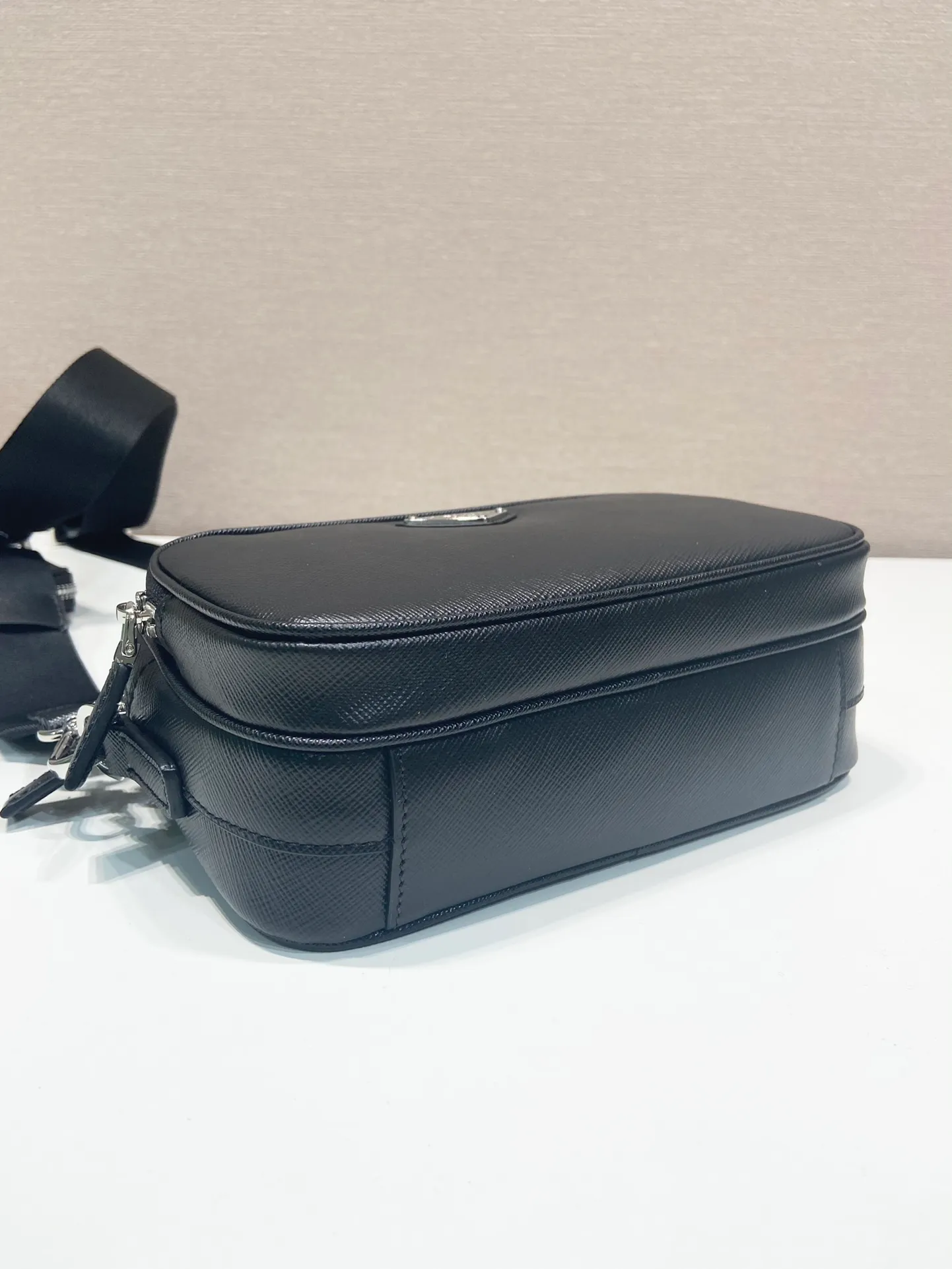 💰1640🎉New style🎉2VH170🎉🎉 This shoulder bag is made of Saffiano leather, and its simple lines highlight a striking style. The iconic Saffiano leather material is synonymous with luxury and a status symbol of traditional Italian leather goods manufacturing craftsmanship. Comes with removable leather pouch and enamel triangle logo, removable and adjustable nylon long shoulder strap, length 20x height 13.5x base 7cm