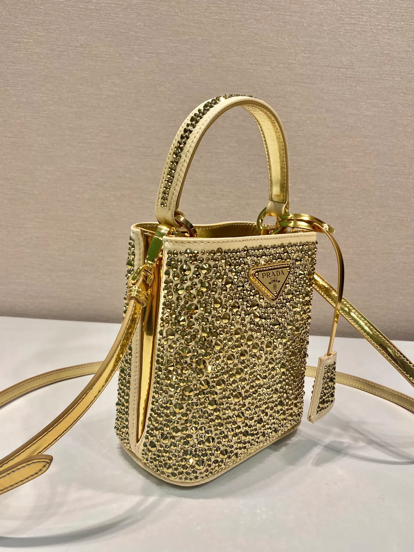 💰1720🎉Crystal Bucket Bag🎉1BA373 Crystal Bag🎉🎉 This elegant Panier handbag is covered with imitation crystals, shining like jewelry. The detachable shoulder strap design makes it easy to change the shape at will. It can be carried by hand/shoulder strap/crossbody. It has large space capacity and strong practicality. Another popular style that will never go out of style🎉🎉Babies, hurry up and get it🎉🎉 Length 15x height 16x base 9.5cm🎉🎉🎉🍊🍊🍊