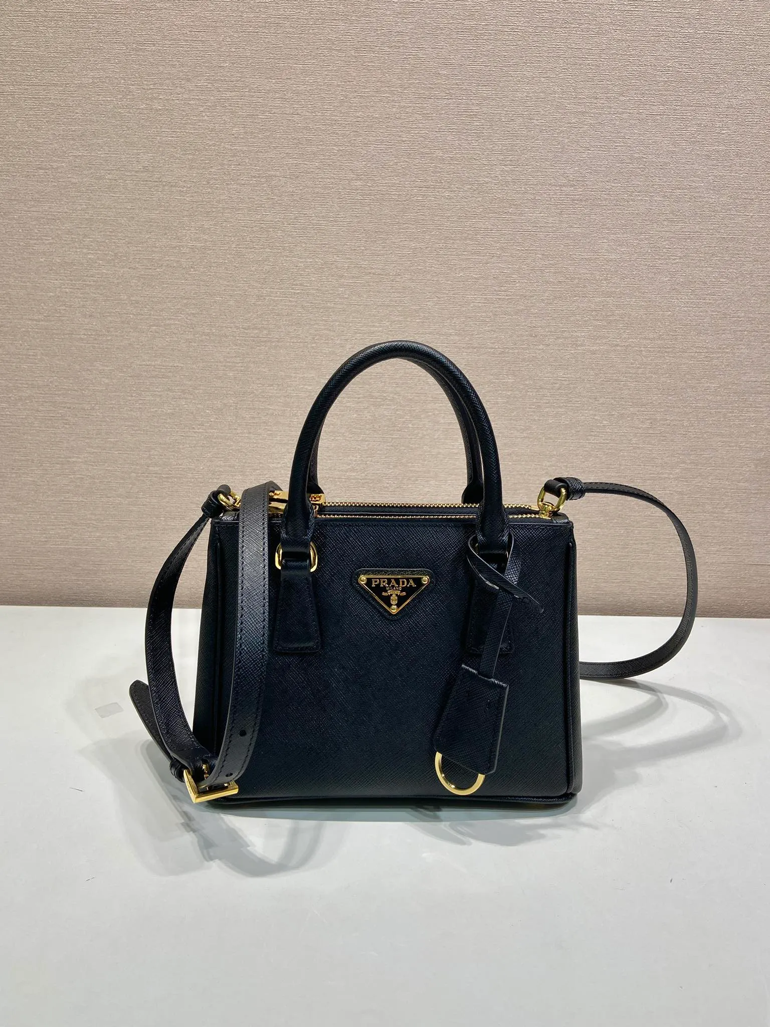 💰1700🎉mini killer🎉1BA906 triangle logo, this Galleria handbag is made of iconic Saffiano leather, equipped with a detachable shoulder strap, top brushed hardware👍👍 It is a chic interpretation of classic and timeless elegance. For beauties in the current era of fashionable small bags. It’s worth owning, it can be used easily for girls’ daily travel📱💄🚗🔑, it has a large capacity, is beautiful and practical🙊🙊It is a bag that will never go out of style anytime you use it😘😘Hurry up and get it👏👏 Length 20x Height 15x Bottom 9.5cm