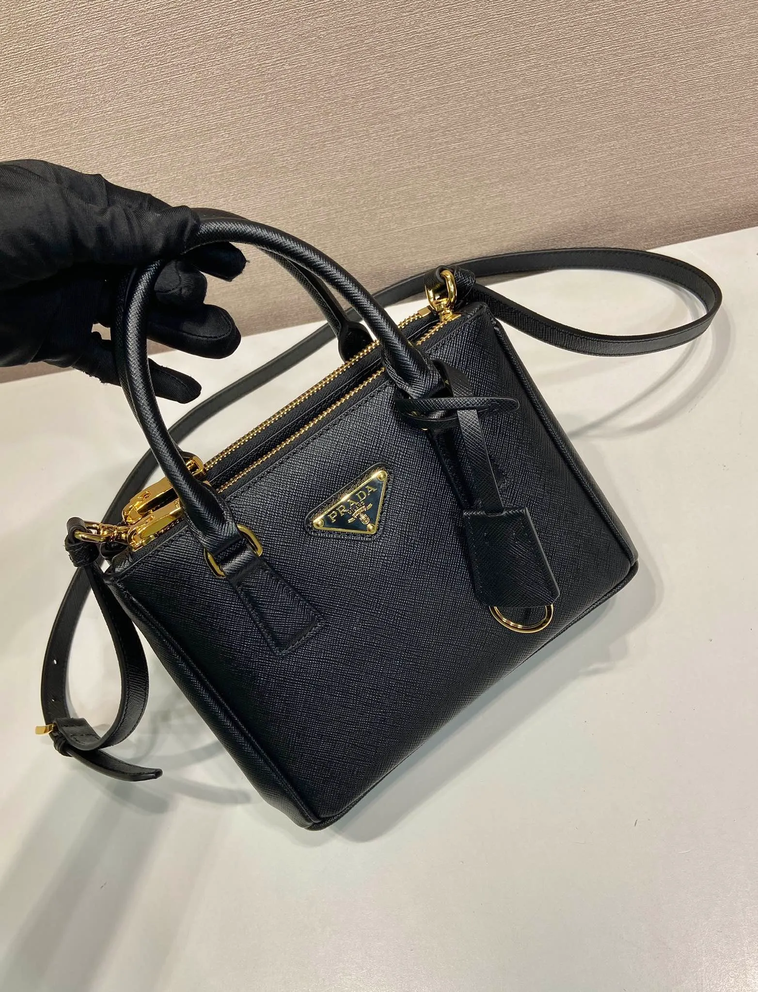 💰1700🎉mini killer🎉1BA906 triangle logo, this Galleria handbag is made of iconic Saffiano leather, equipped with a detachable shoulder strap, top brushed hardware👍👍 It is a chic interpretation of classic and timeless elegance. For beauties in the current era of fashionable small bags. It’s worth owning, it can be used easily for girls’ daily travel📱💄🚗🔑, it has a large capacity, is beautiful and practical🙊🙊It is a bag that will never go out of style anytime you use it😘😘Hurry up and get it👏👏 Length 20x Height 15x Bottom 9.5cm