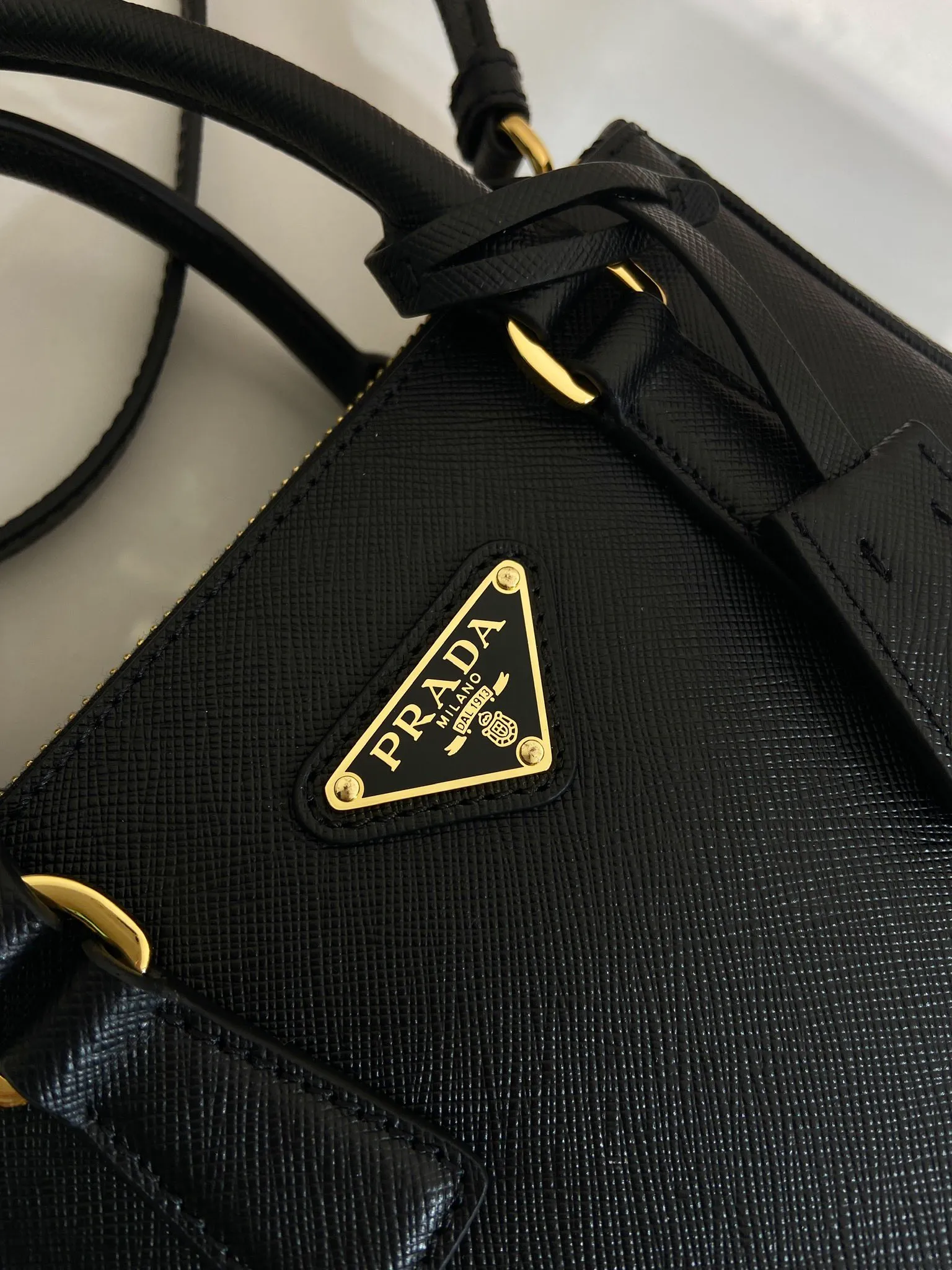 💰1700🎉mini killer🎉1BA906 triangle logo, this Galleria handbag is made of iconic Saffiano leather, equipped with a detachable shoulder strap, top brushed hardware👍👍 It is a chic interpretation of classic and timeless elegance. For beauties in the current era of fashionable small bags. It’s worth owning, it can be used easily for girls’ daily travel📱💄🚗🔑, it has a large capacity, is beautiful and practical🙊🙊It is a bag that will never go out of style anytime you use it😘😘Hurry up and get it👏👏 Length 20x Height 15x Bottom 9.5cm