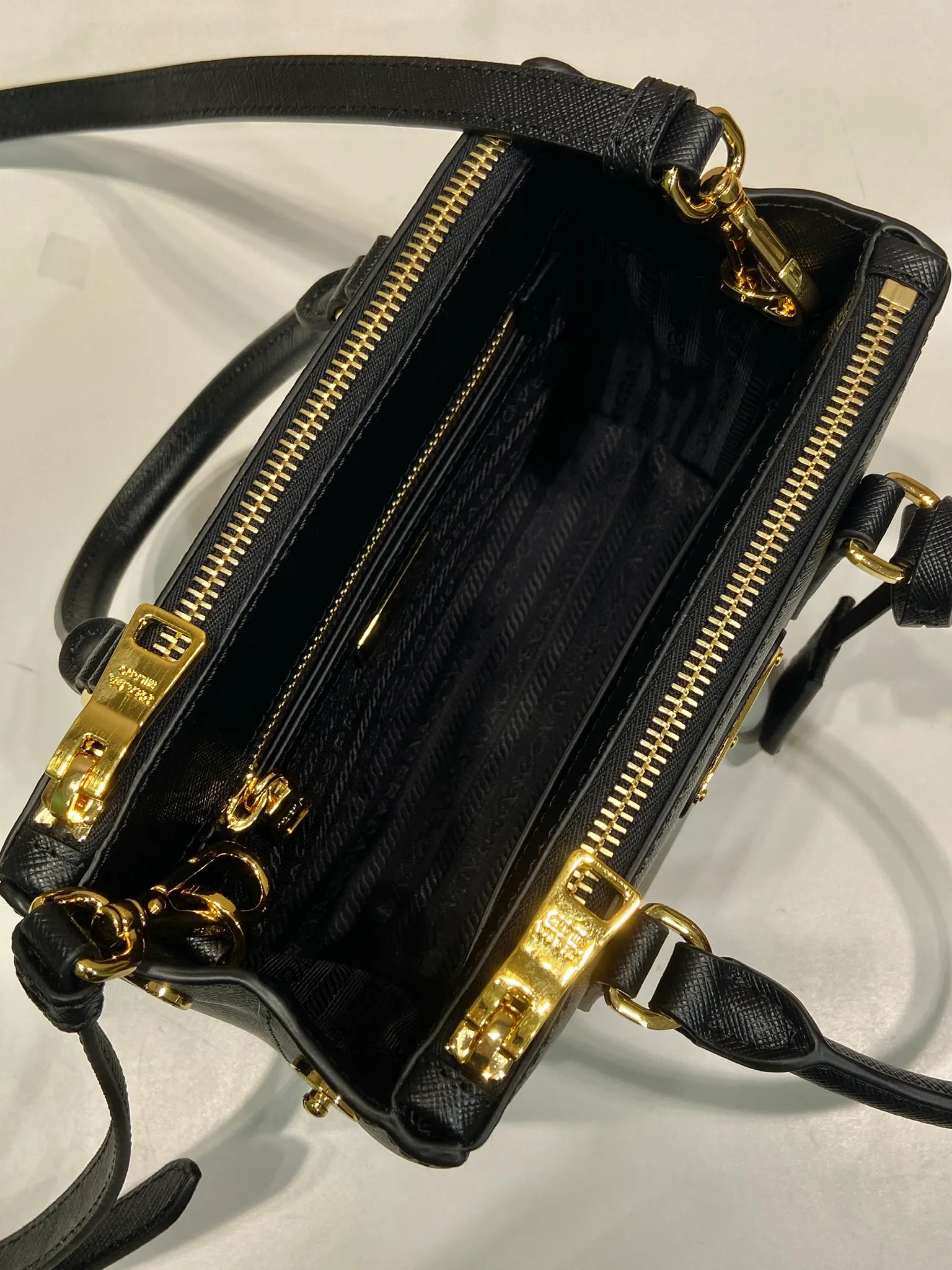 💰1700🎉mini killer🎉1BA906 triangle logo, this Galleria handbag is made of iconic Saffiano leather, equipped with a detachable shoulder strap, top brushed hardware👍👍 It is a chic interpretation of classic and timeless elegance. For beauties in the current era of fashionable small bags. It’s worth owning, it can be used easily for girls’ daily travel📱💄🚗🔑, it has a large capacity, is beautiful and practical🙊🙊It is a bag that will never go out of style anytime you use it😘😘Hurry up and get it👏👏 Length 20x Height 15x Bottom 9.5cm