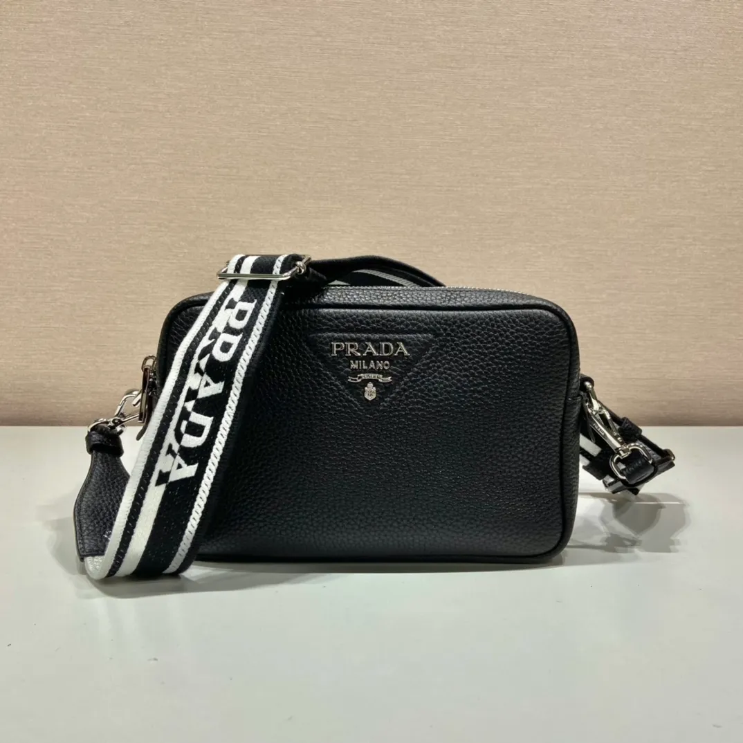 💰1700🎉New double shoulder strap🎉1BD082 double shoulder strap🎉 This double shoulder strap is made of imported deerskin grain cowhide and equipped with two interchangeable and adjustable long shoulder straps. The combination of fabric webbing and cowhide is perfect😘, versatile for mixing and matching different clothes on different occasions😘, large capacity, many compartments, super soft feel🎉Hurry up and get it🎉 Length 22x height 14x bottom 8cm🎉🎉🎉