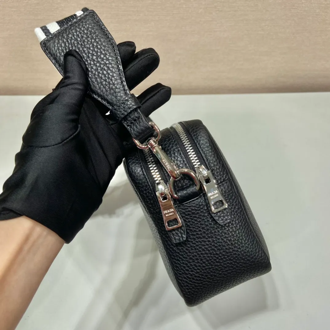 💰1700🎉New double shoulder strap🎉1BD082 double shoulder strap🎉 This double shoulder strap is made of imported deerskin grain cowhide and equipped with two interchangeable and adjustable long shoulder straps. The combination of fabric webbing and cowhide is perfect😘, versatile for mixing and matching different clothes on different occasions😘, large capacity, many compartments, super soft feel🎉Hurry up and get it🎉 Length 22x height 14x bottom 8cm🎉🎉🎉
