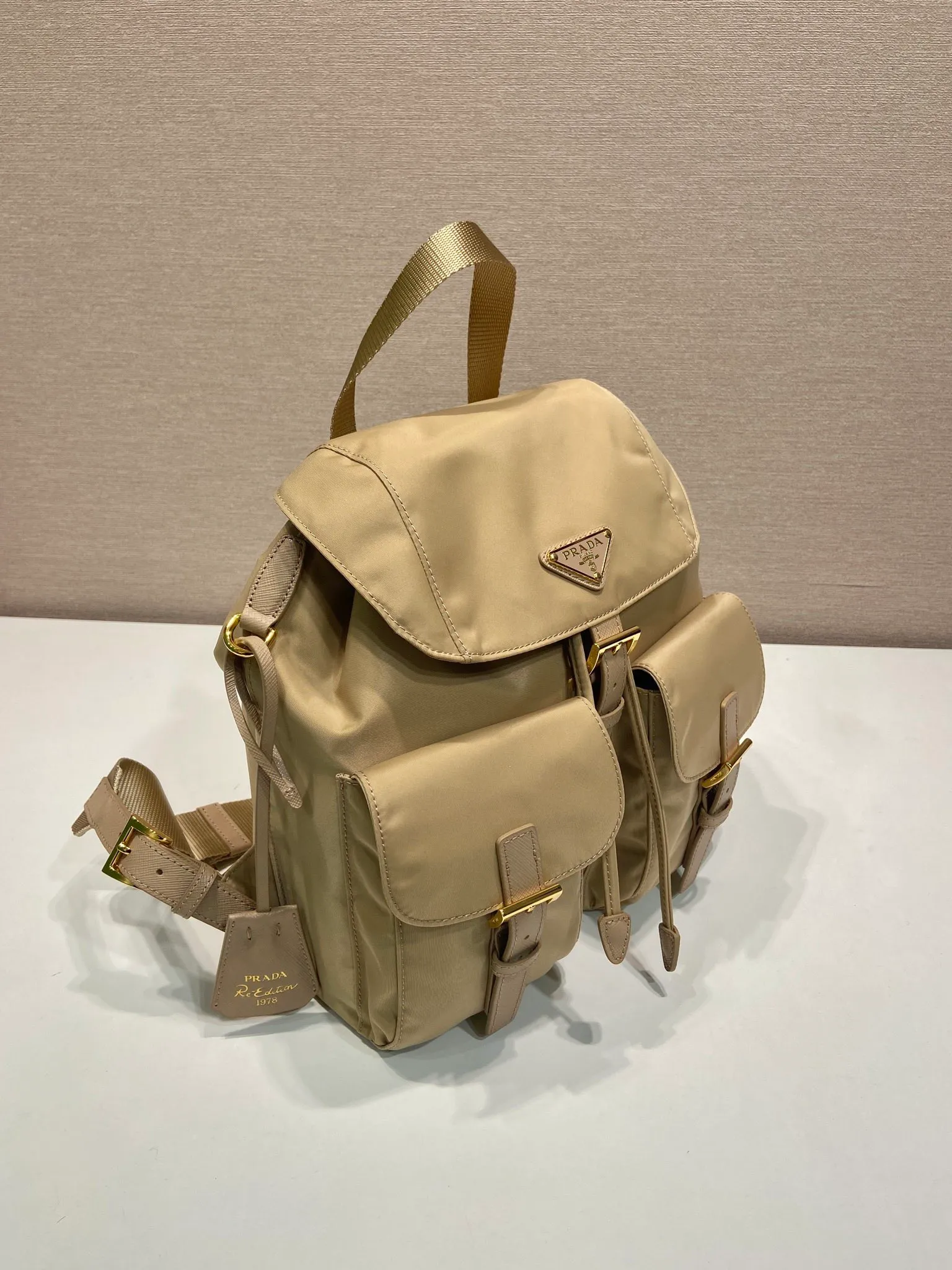 💰1000🎉Gold buckle classic backpack🎉1BZ677 gold hardware🎉🎉 This practical and innovative backpack is made of imported nylon fabric, adjustable shoulder straps and woven handles, removable Re-Edition leather key ring, front buckle flap pocket, enameled metal triangle logo on the flap, drawstring closure, logo-printed Re-Nylon lining with two interior pockets, one of which is zippered and has a large room. Classic and practical, it is a popular style that will never go out of style🎉🎉 Length 23.5x Height 28x Bottom 12cm🎉🎉🎉👏👏👏