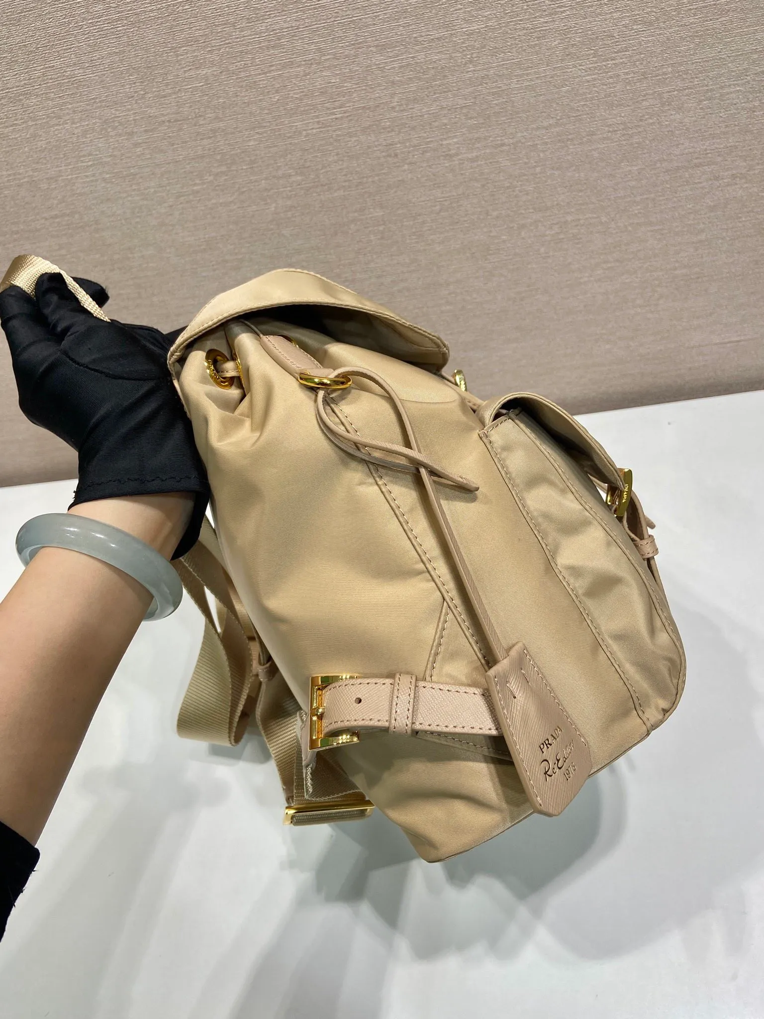 💰1000🎉Gold buckle classic backpack🎉1BZ677 gold hardware🎉🎉 This practical and innovative backpack is made of imported nylon fabric, adjustable shoulder straps and woven handles, removable Re-Edition leather key ring, front buckle flap pocket, enameled metal triangle logo on the flap, drawstring closure, logo-printed Re-Nylon lining with two interior pockets, one of which is zippered and has a large room. Classic and practical, it is a popular style that will never go out of style🎉🎉 Length 23.5x Height 28x Bottom 12cm🎉🎉🎉👏👏👏