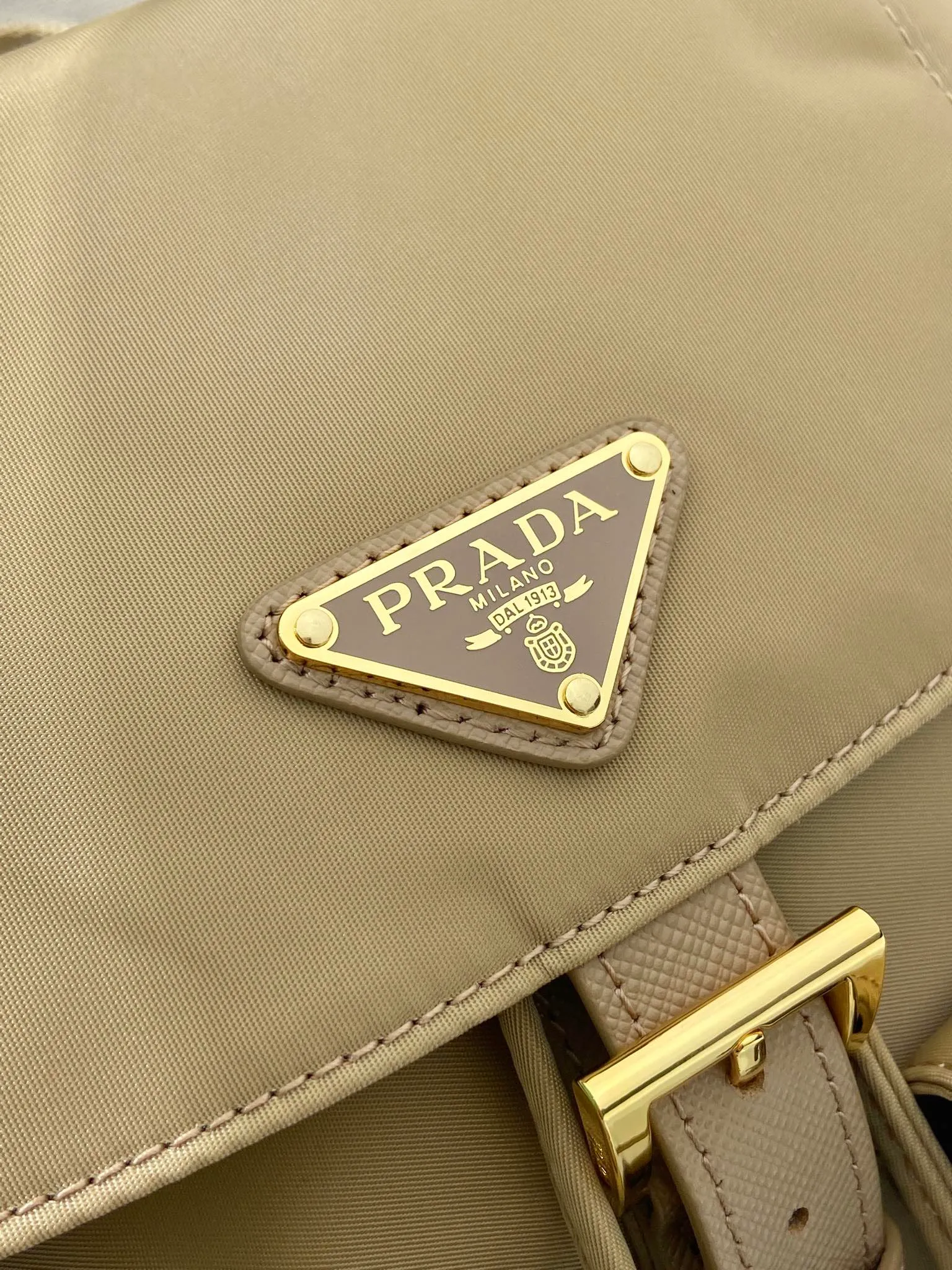 💰1000🎉Gold buckle classic backpack🎉1BZ677 gold hardware🎉🎉 This practical and innovative backpack is made of imported nylon fabric, adjustable shoulder straps and woven handles, removable Re-Edition leather key ring, front buckle flap pocket, enameled metal triangle logo on the flap, drawstring closure, logo-printed Re-Nylon lining with two interior pockets, one of which is zippered and has a large room. Classic and practical, it is a popular style that will never go out of style🎉🎉 Length 23.5x Height 28x Bottom 12cm🎉🎉🎉👏👏👏
