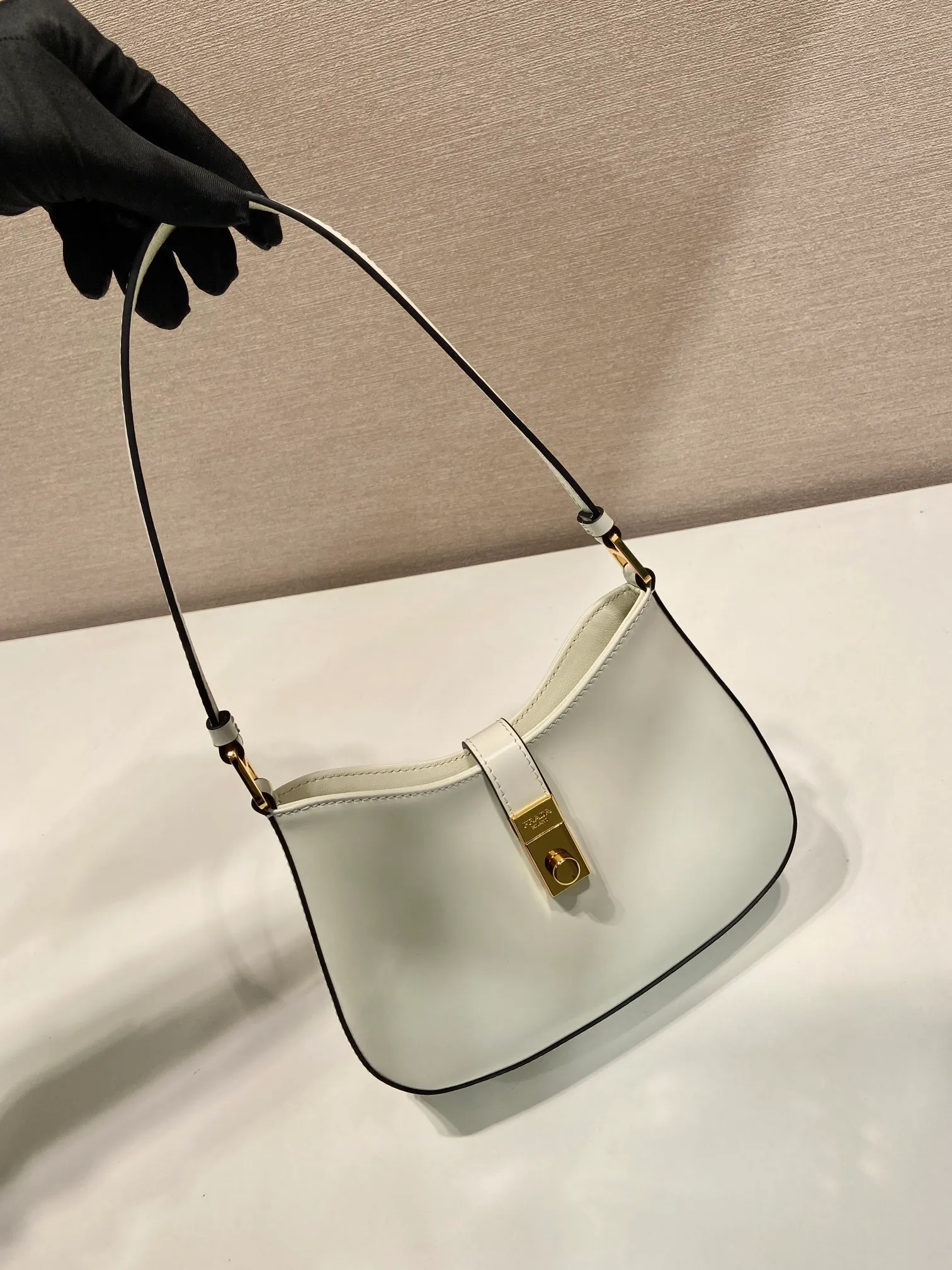 💰1120🎉New armpit bag🎉🎉1BC169A🎉🎉 This Cheo shoulder bag is made of imported glossy cowhide and can be carried by hand or shoulder. Front lock closure. Reveal sophistication. The special-shaped bag design is cool and fashionable. It has enough capacity and can be packed easily. It’s perfect🎉If you like babies, hurry up and get it🎉🎉Another popular style that will never go out of style🎉🎉 Length 22x Height 18.5x Bottom 4.5cm🎉🎉🎉