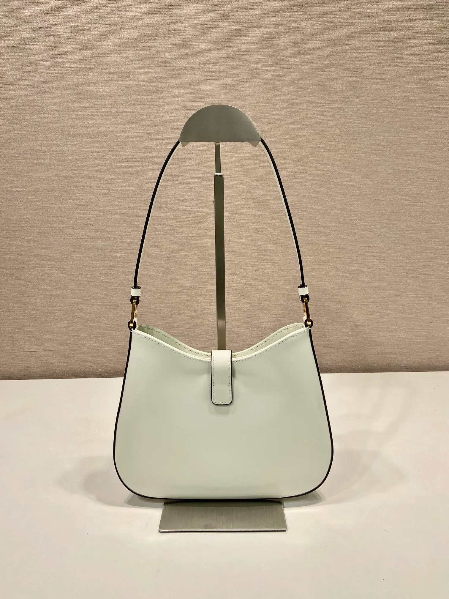💰1120🎉New armpit bag🎉🎉1BC169A🎉🎉 This Cheo shoulder bag is made of imported glossy cowhide and can be carried by hand or shoulder. Front lock closure. Reveal sophistication. The special-shaped bag design is cool and fashionable. It has enough capacity and can be packed easily. It’s perfect🎉If you like babies, hurry up and get it🎉🎉Another popular style that will never go out of style🎉🎉 Length 22x Height 18.5x Bottom 4.5cm🎉🎉🎉