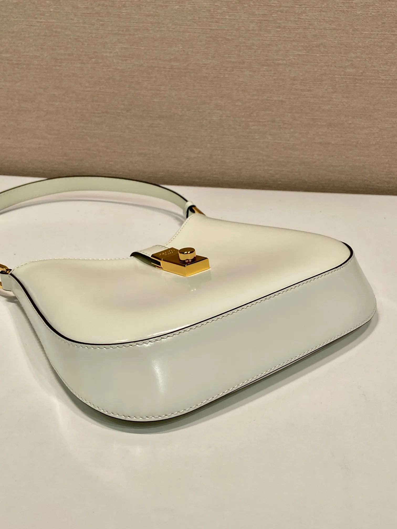 💰1120🎉New armpit bag🎉🎉1BC169A🎉🎉 This Cheo shoulder bag is made of imported glossy cowhide and can be carried by hand or shoulder. Front lock closure. Reveal sophistication. The special-shaped bag design is cool and fashionable. It has enough capacity and can be packed easily. It’s perfect🎉If you like babies, hurry up and get it🎉🎉Another popular style that will never go out of style🎉🎉 Length 22x Height 18.5x Bottom 4.5cm🎉🎉🎉