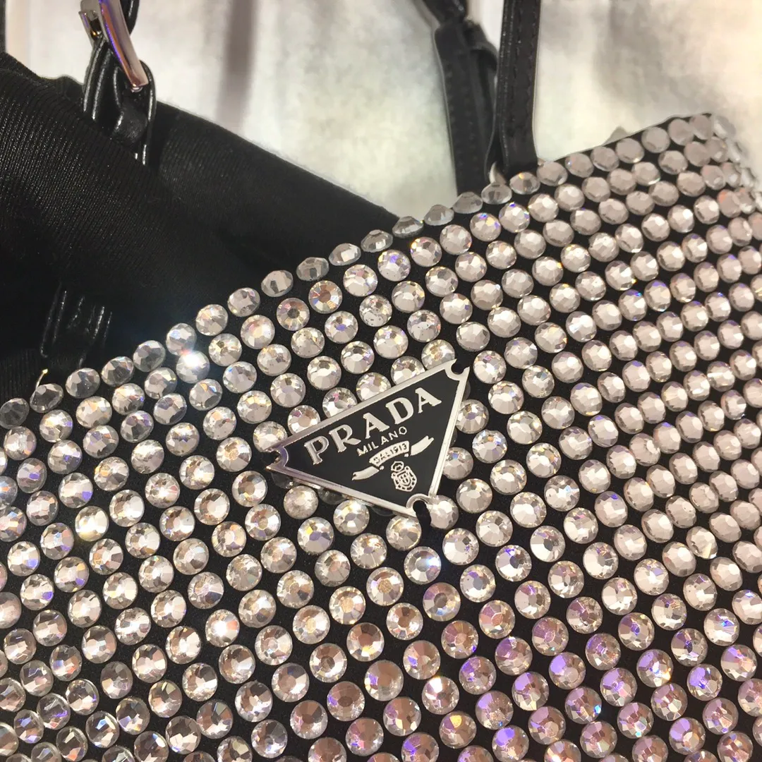 💰1020🎉Best model full of diamonds🎉1N6608, the most beautiful and sparkling rhinestone handbag/chain bag ؔ😘😘Imported rhinestone mesh. Shiny appearance. The blingbling effect under the night light is very eye-catching. The rate of return is very high🙈🙈Everyone will praise you wherever you take it😘This kind of sparkling diamond bag is also very easy to match with clothes, so cute and cool , suitable for any occasion, worth buying👍beauties😘 Length 18X height 20cm