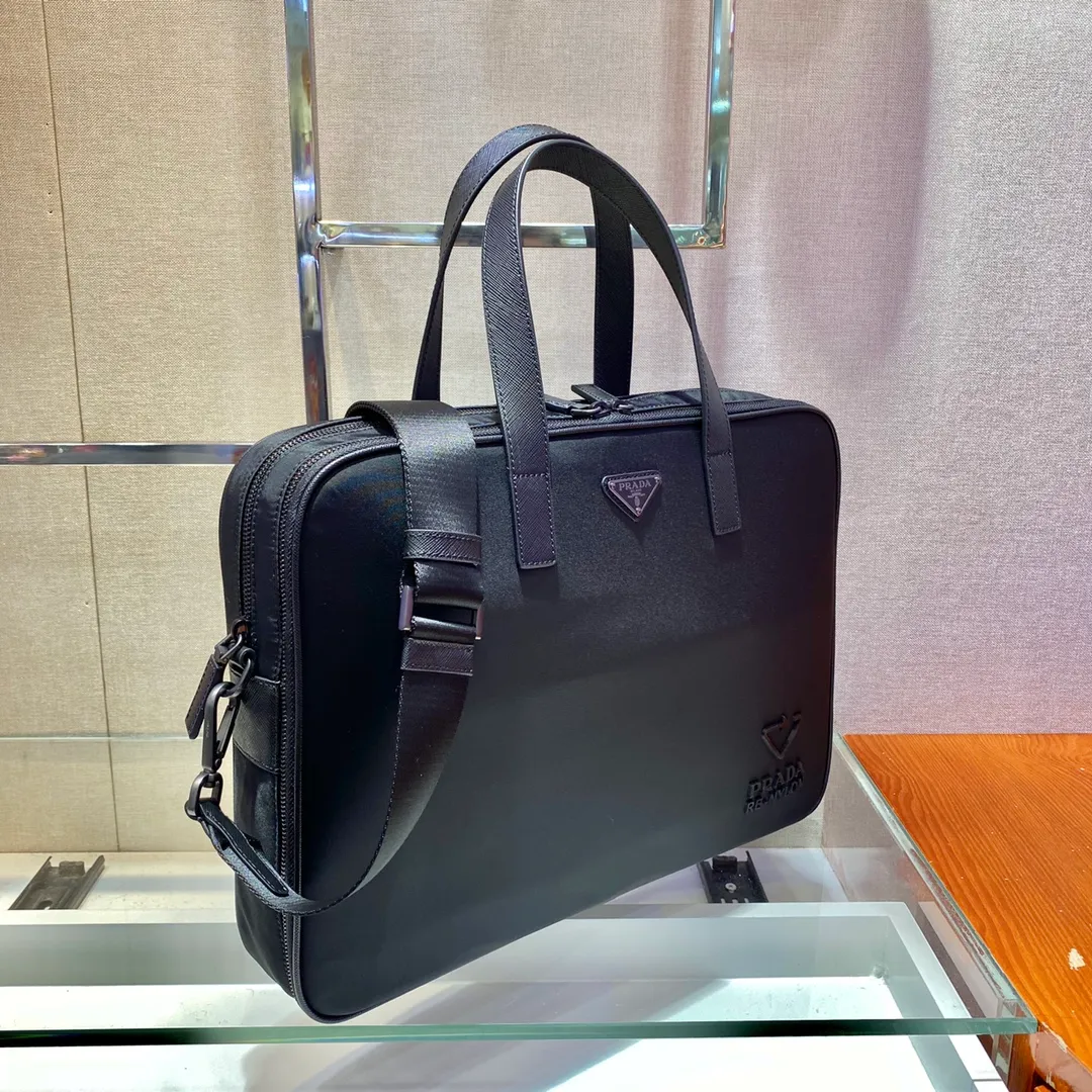 💰1520🎉Environmental protection series🎉New 2VE005 briefcase🎉🎉 This recycled nylon material reinterprets the classic men's briefcase, adding highlights to the new season. The briefcase features double handles and a detachable shoulder strap, and features an eye-catching signature recycled nylon logo and sophisticated details. The back can be hung on a trolley case when traveling. Very practical, simple/unique ring with deep logo/yet grand, men😘😘Hurry up and get it👏👏 Length 38x Height 28x Bottom 6.5cm🎉🎉🎉💰💰💰💰