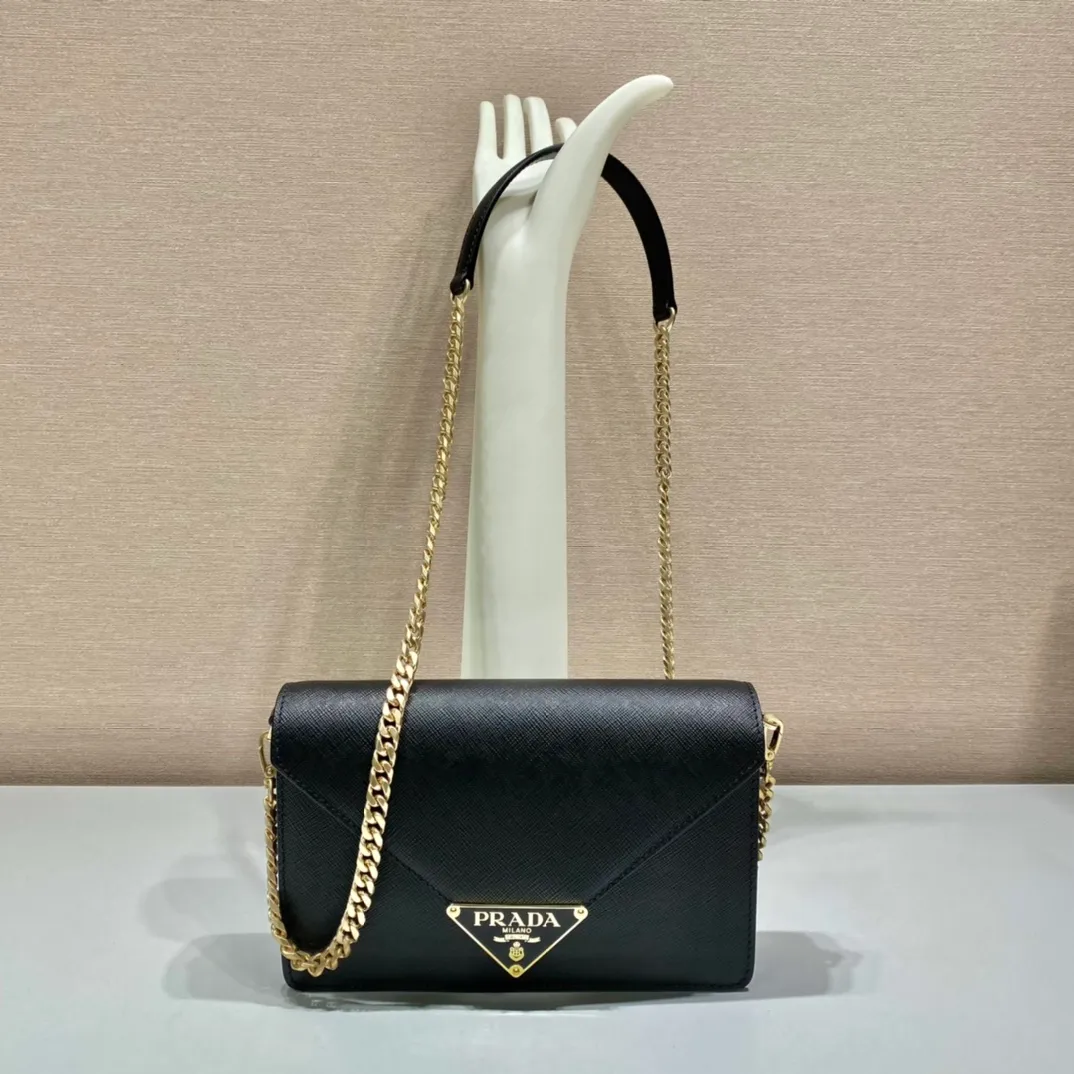 💰1320🎉New crossbody bag🎉1BD318🎉🎉 This clamshell shoulder bag is made of Saffiano leather with lambskin interior. Showing ingenious design, the soft design is visible at a glance. The tip of the flap closure is decorated with an enameled metal triangle logo, and comes with a detachable long shoulder strap/can also be used as a handbag😘😘Exquisite and charming, simple and elegant, worth owning. Hurry up and get it🎉🎉 Length 21.5x Height 14x Bottom 4cm🎉🎉🎉👏👏👏