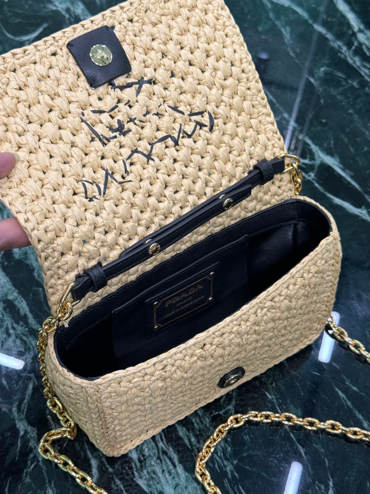💰1560🌟Chain⛓️Woven Bag This bag has a sophisticated, modern appeal and is made from woven fabric, giving the accessory a soft touch. This style features a detachable chain shoulder strap, Nappa leather interior, gold-tone hardware and a contrasting embroidered monogram. Style number: 1BF135 Dimensions: Width 20 x Length 13 x Base 7cm