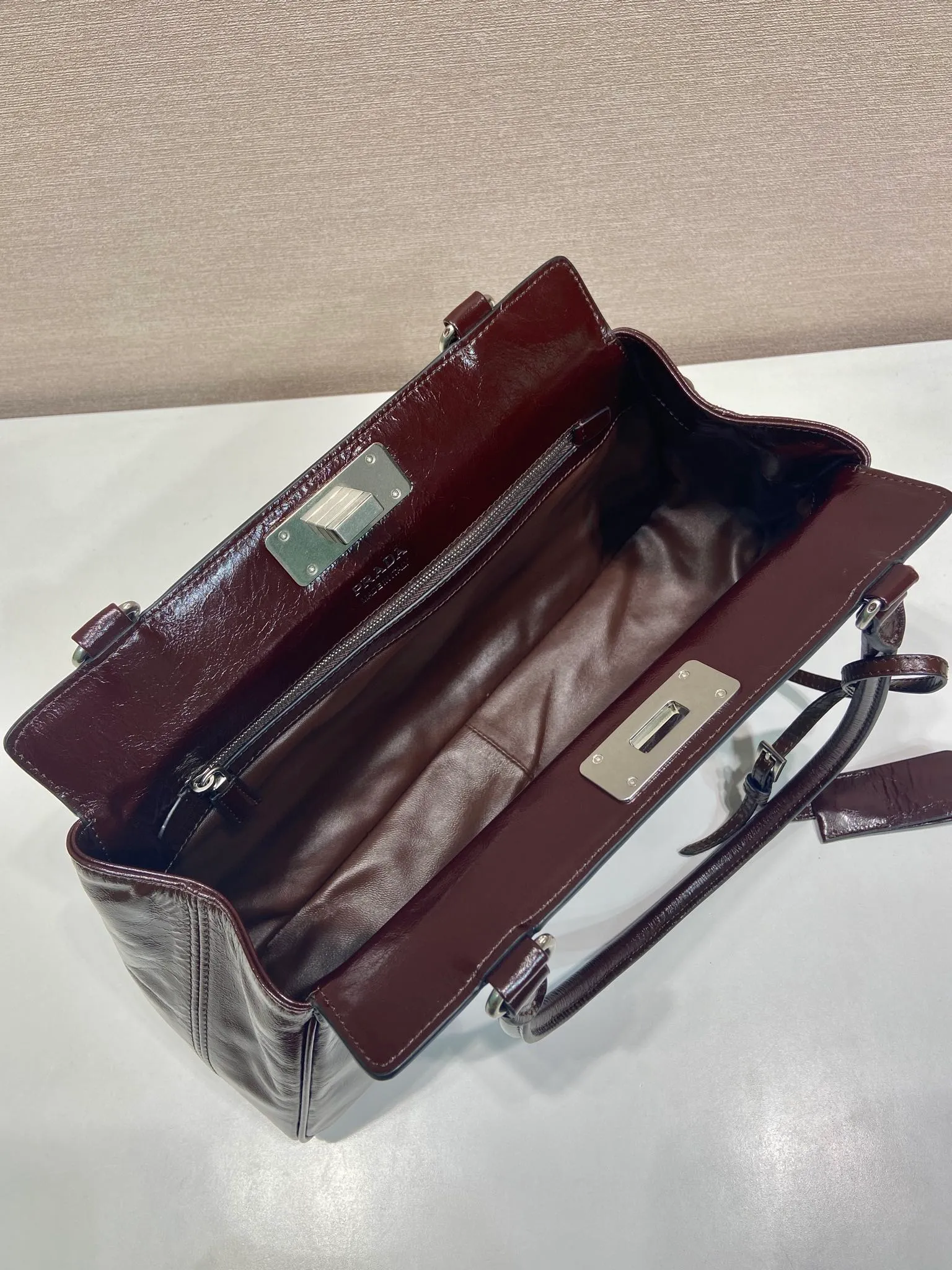 💰1860🎉New Product🎉1BG569 Oiled Waxed Leather🎉🎉 This handbag debuts with a modern geometric shape, using imported oiled waxed cowhide, and the ingenious Oversize design plays with illusions. There are 2 pockets on the front and back of the bag, cleverly reproduced details, just like the twist lock buckle in the archive design, showing the brand's exquisite craftsmanship. It has a large capacity and is a hit that will never go out of style. Hurry up and get it🎉🎉 Length 38x Height 21x Bottom 8cm🎉🎉🎉💰💰💰