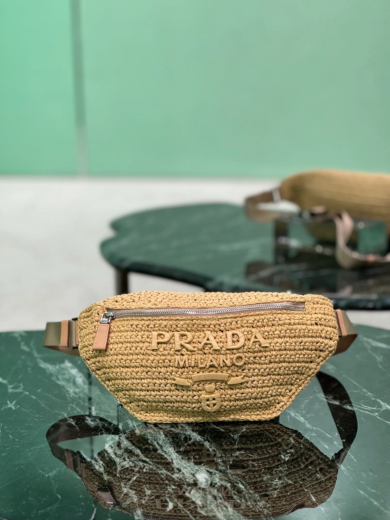 💰1500🌟New woven waist bag Made of imported raffia material Bag body LOGO is made of raffia woven polished steel hardware Adjustable nylon belt with buckle Internal logo plate and external enamel-coated triangle logo This model combines functionality and modern fashion style Size: 35×18cm Style number: 2VL042